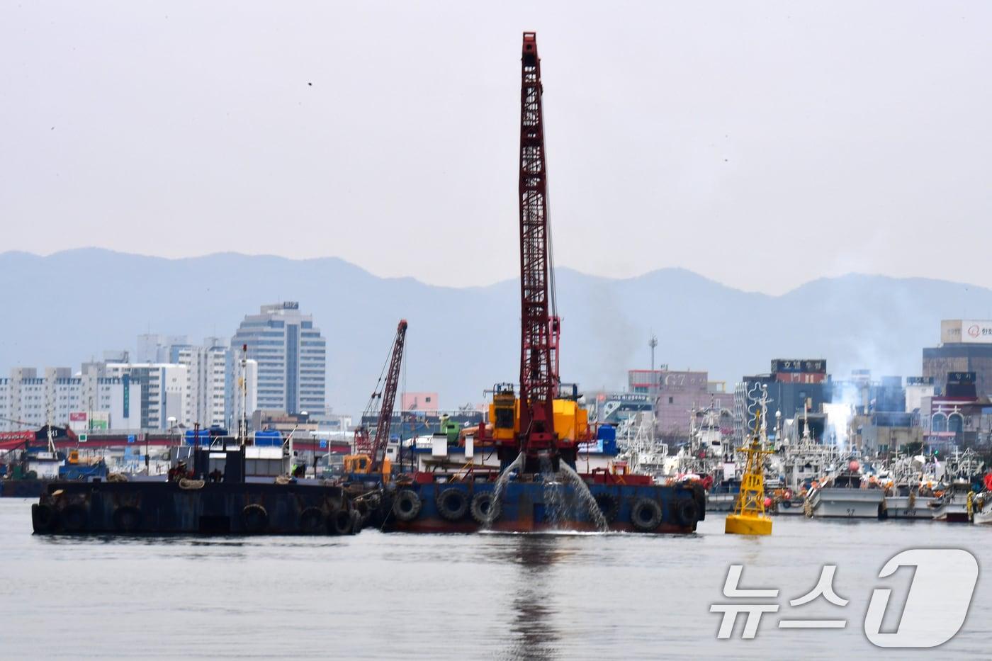 16일 오후 한국환경공단이 경북 포항시 북구 동빈내항에서 오염퇴적물 정화사업을 벌이고 있다. 지난 4월부터 시작된 이 작업이 올 연말 마무리된다. 2025.12.16/뉴스1 ⓒ News1 최창호 기자