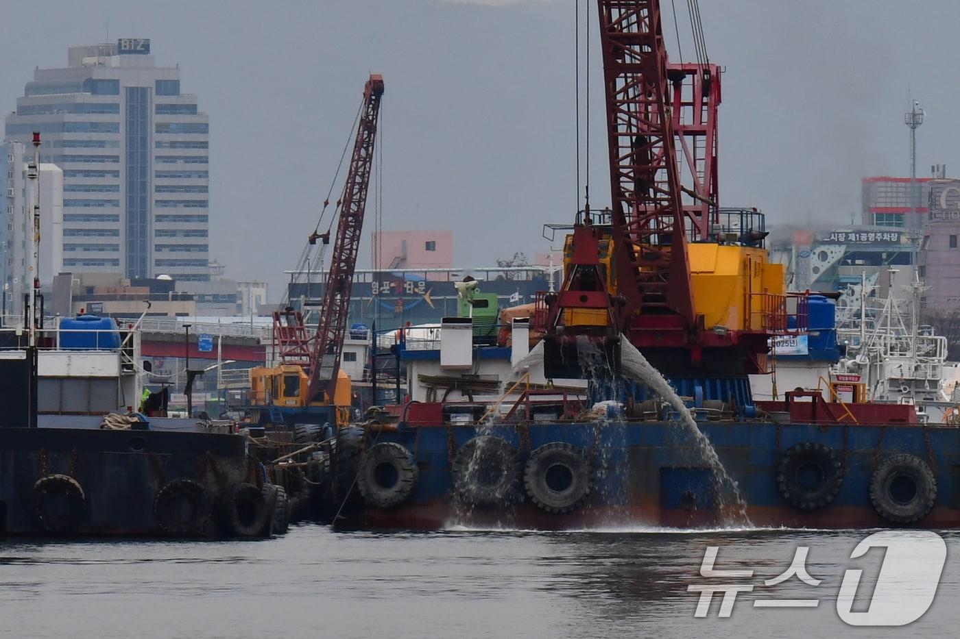 본문 이미지 - 2025년 12월 16일 한국환경공단이 경북 포항시 북구 동빈내항에서 오염퇴적물 정화작업을 벌이고 있다. 2025.12.16 (뉴스1 자료사진) ⓒ 뉴스1 최창호 기자