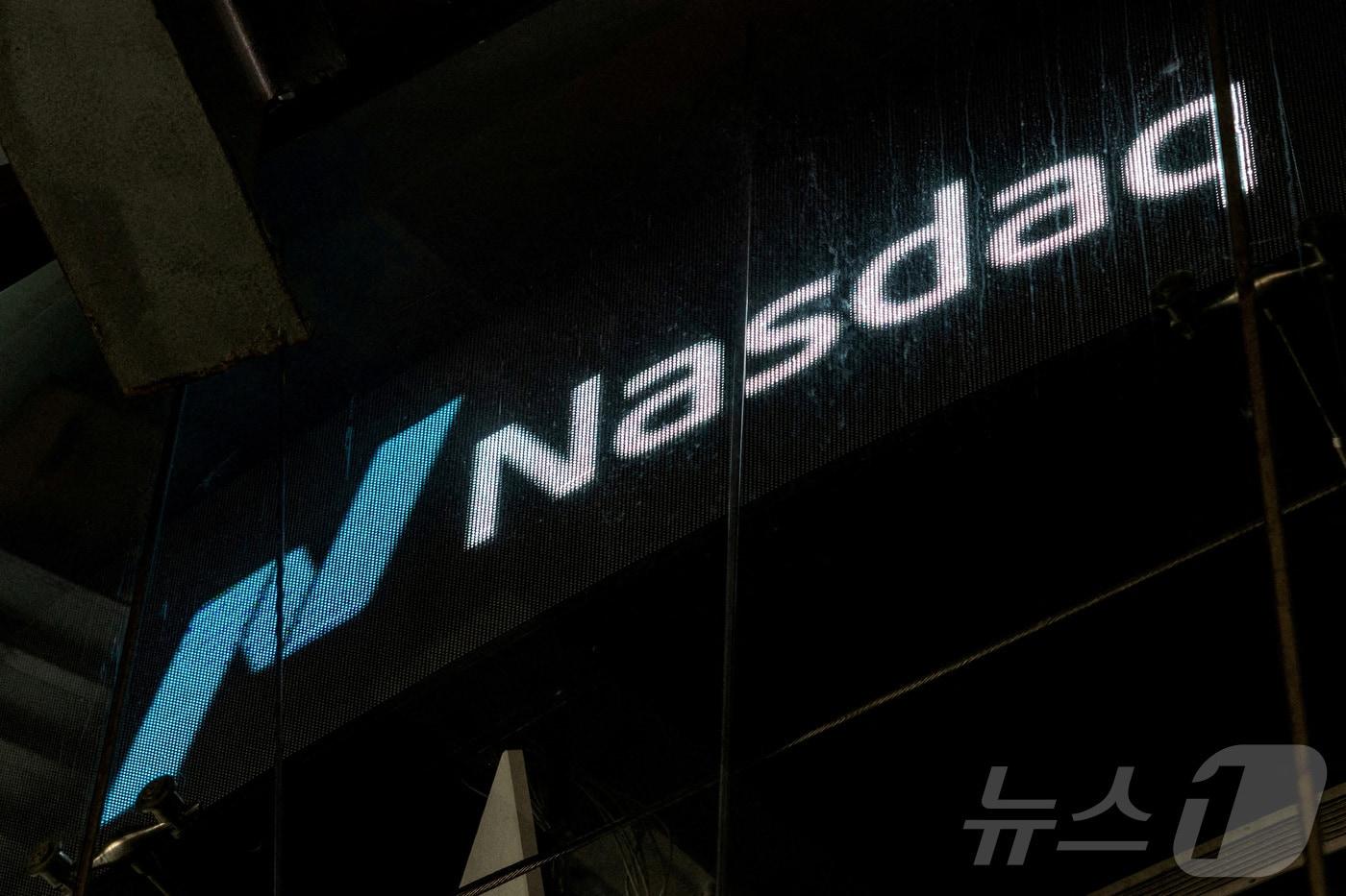 뉴욕 나스닥 증권거래소 건물에 걸린 나스닥 로고/ 2025.7.16 ⓒ 로이터=뉴스1