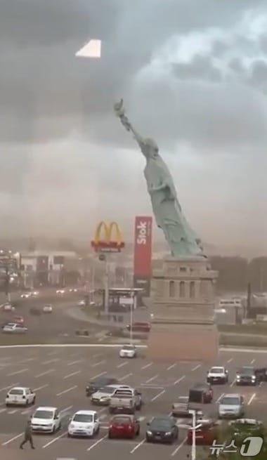 본문 이미지 - 브라질 구아이바에서 15일(현지시간) 강풍에 자유의 여신상 복제품이 쓰러졌다. (출처=엑스) 2025.12.15./뉴스1
