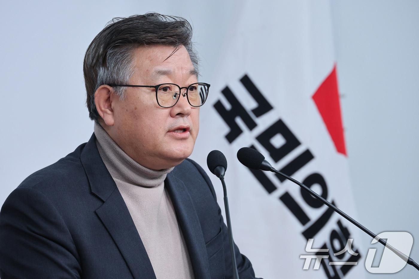 이호선 국민의힘 당무감사위원장이 16일 서울 여의도 국민의힘 당사에서 김종혁 전 최고위원에 대한 당원권 정지 2년 권고 결정에 대한 브리핑을 하고 있다. 2025.12.16/뉴스1 ⓒ News1 신웅수 기자