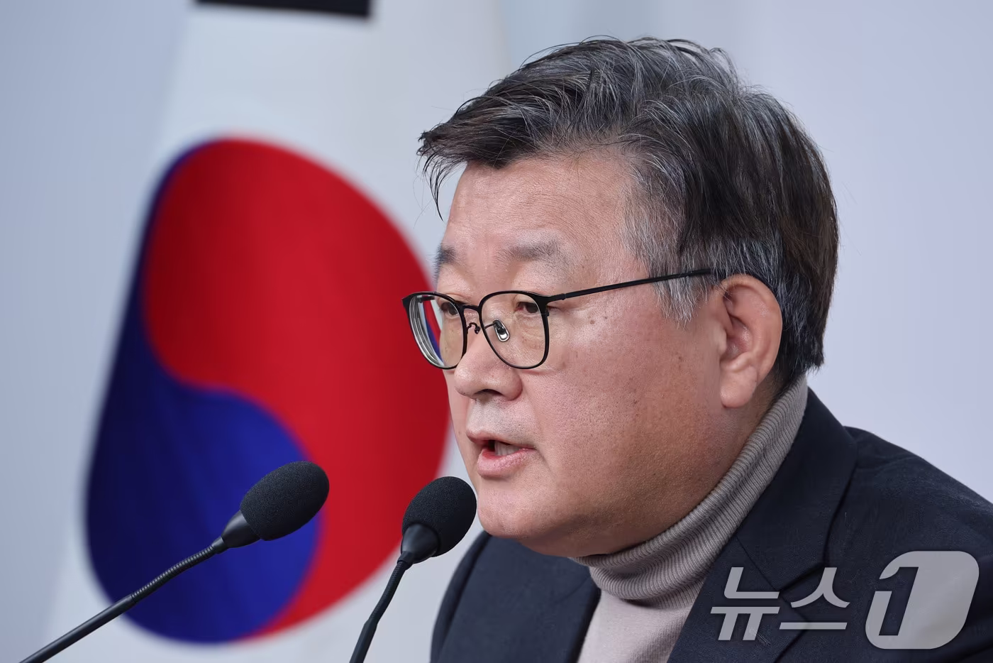 이호선 국민의힘 당무감사위원장이 16일 서울 여의도 국민의힘 당사에서 김종혁 전 최고위원에 대한 당원권 정지 2년 권고 결정에 대한 브리핑을 하고 있다. 2025.12.16/뉴스1 ⓒ News1 신웅수 기자