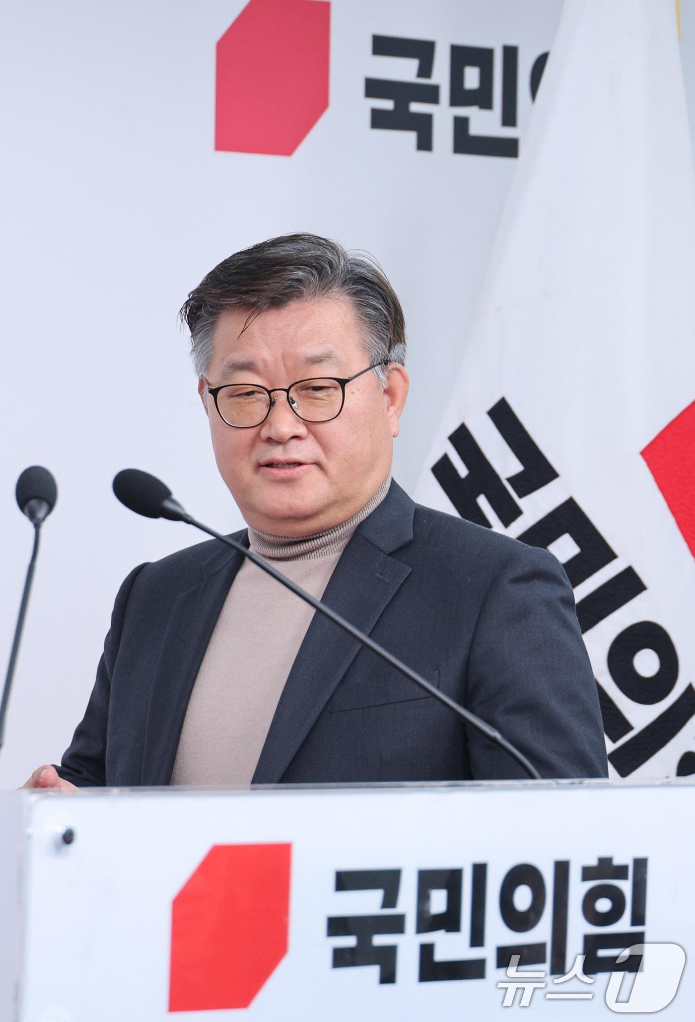 본문 이미지 - 이호선 국민의힘 당무감사위원장이 지난 16일 서울 여의도 국민의힘 당사에서 김종혁 전 최고위원에 대한 당원권 정지 2년 권고 결정에 대한 브리핑을 하기 위해 입장하고 있다. 2025.12.16/뉴스1 ⓒ News1 신웅수 기자