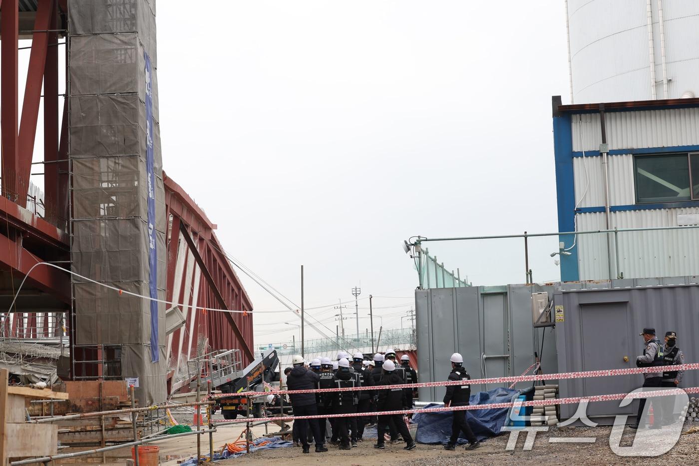 4명의 작업자가 매몰돼 사망한 광주 서구 치평동 광주대표도서관 공사 붕괴 현장에서 16일 오후 사고 원인을 규명하기 위한 합동감식이 진행되고 있다. 2025.12.16/뉴스1 ⓒ News1 박지현 기자