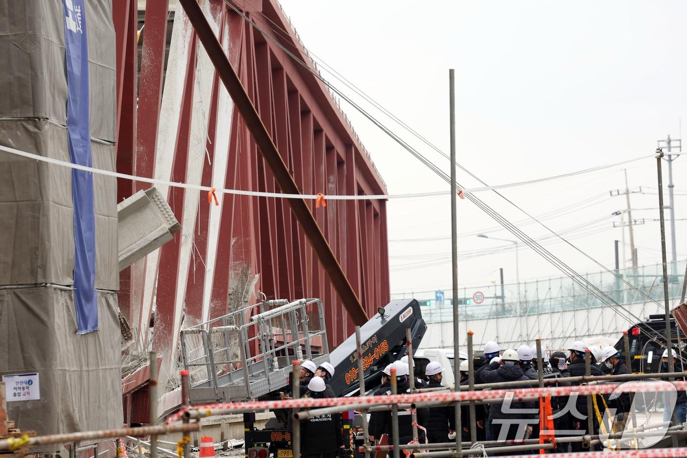 본문 이미지 - 4명의 작업자가 매몰돼 사망한 광주 서구 치평동 광주대표도서관 공사 붕괴 현장에서 16일 오후 사고 원인을 규명하기 위한 합동감식이 진행되고 있다. 2025.12.16/뉴스1 ⓒ News1 박지현 기자