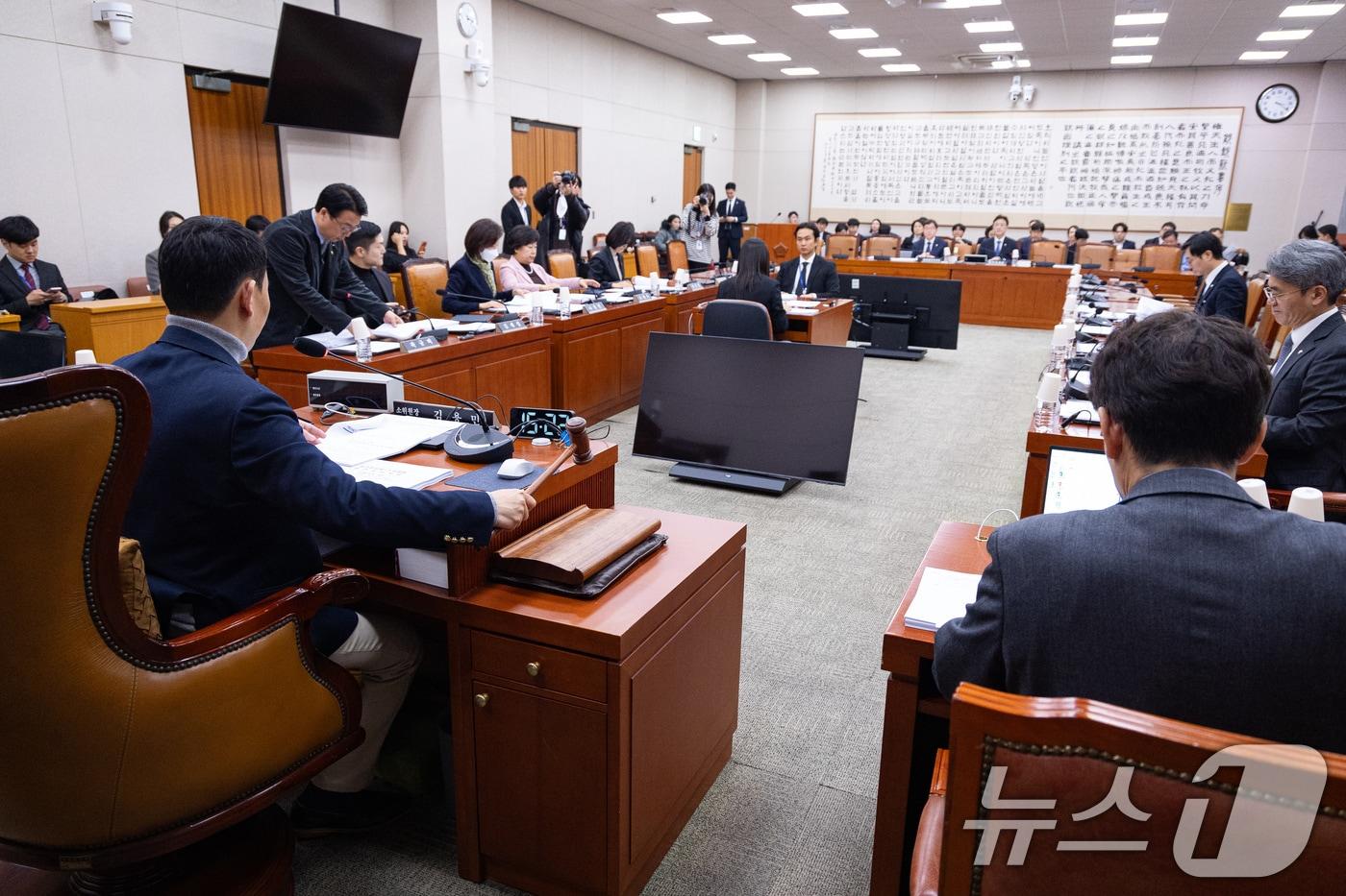본문 이미지 - 김용민 국회 법제사법위원회 법안심사제1소위원장이 지난해 12월 16일 서울 여의도 국회에서 열린 제430회 국회(임시회) 법제사법위원회 제2차 법안심사제1소위원회에서 의사봉을 두드리고 있다. 2025.12.16/뉴스1 ⓒ News1 유승관 기자