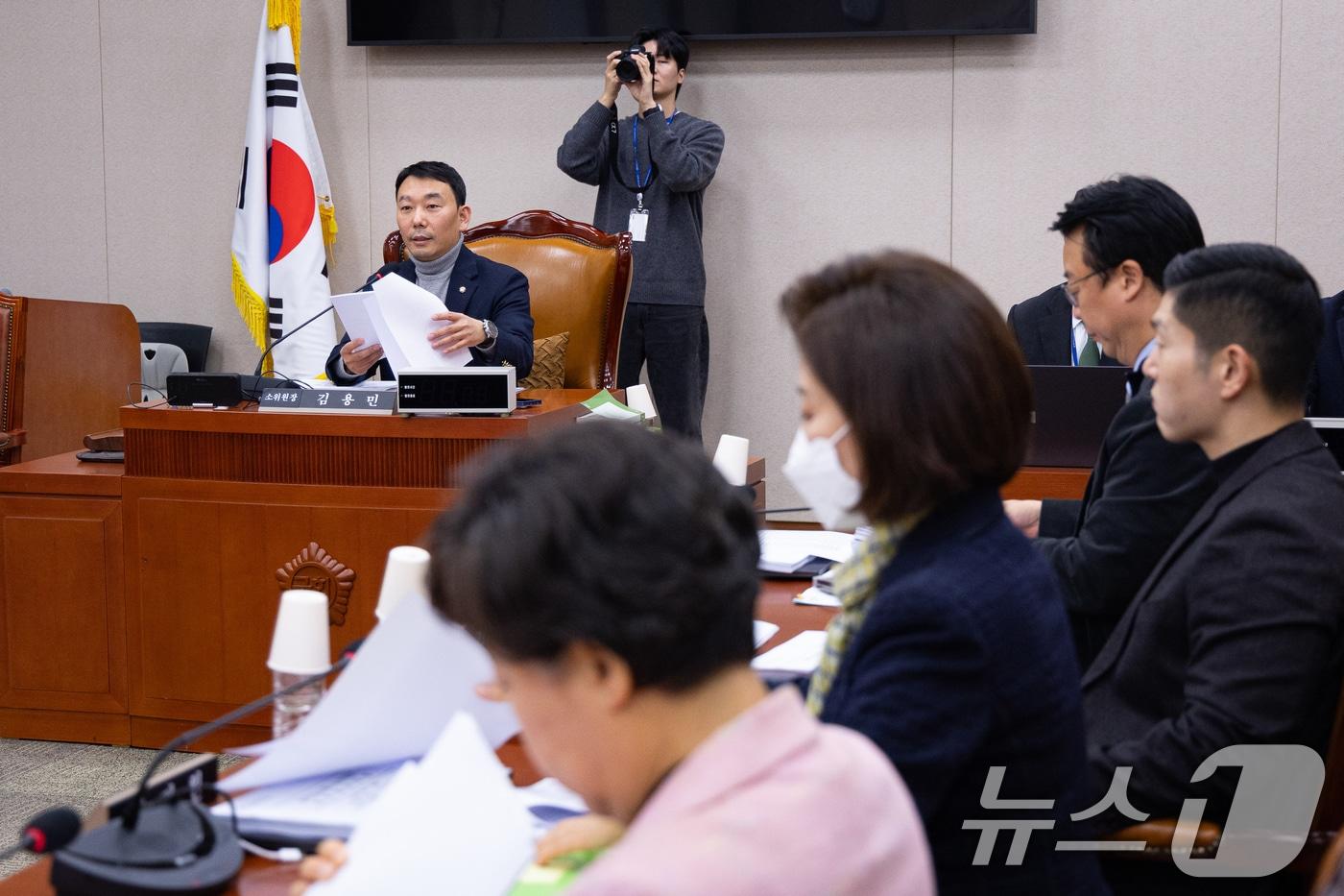 김용민 국회 법제사법위원회 법안심사제1소위원장이 16일 서울 여의도 국회에서 열린 제430회 국회(임시회) 법제사법위원회 제2차 법안심사제1소위원회 의사진행을 하고 있다. 2025.12.16/뉴스1 ⓒ News1 유승관 기자