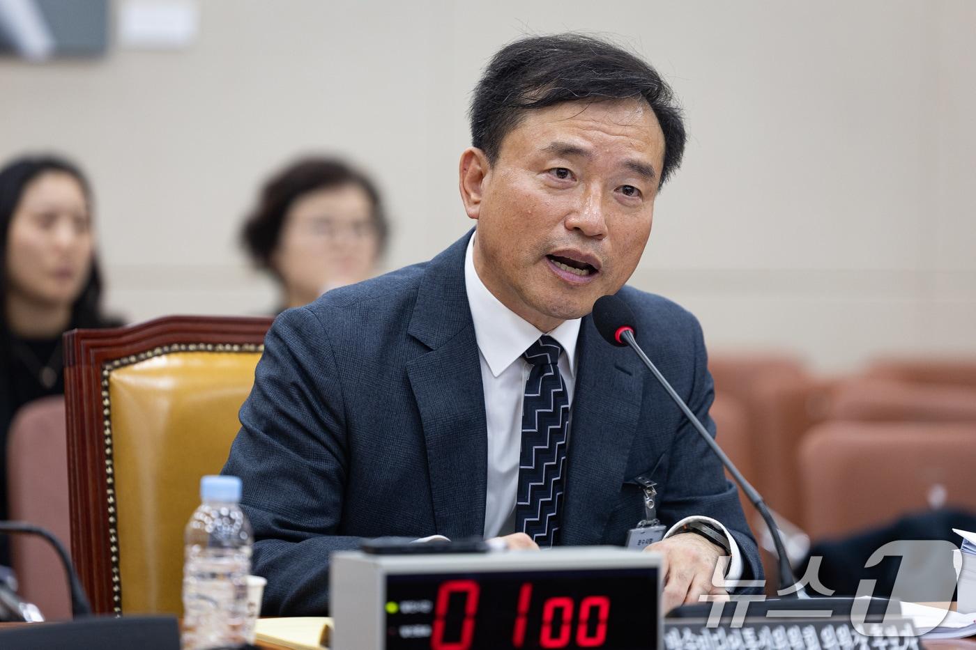 김종철 방송미디어통신위원회 위원장 후보자가 16일 서울 여의도 국회에서 열린 인사청문회에서 의원 질의에 답하고 있다. 2025.12.16/뉴스1 ⓒ News1 유승관 기자