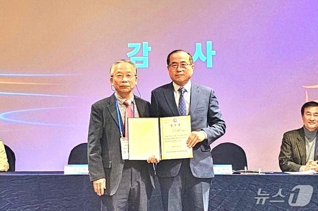 본문 이미지 - 이연상 전주시설관리공단 이사장(사진 오른쪽)이 최근 사단법인 한국지방공기업협의회 회장으로 선출됐다.(전주시설공단 제공, 재판매 및 DB 금지)/뉴스1