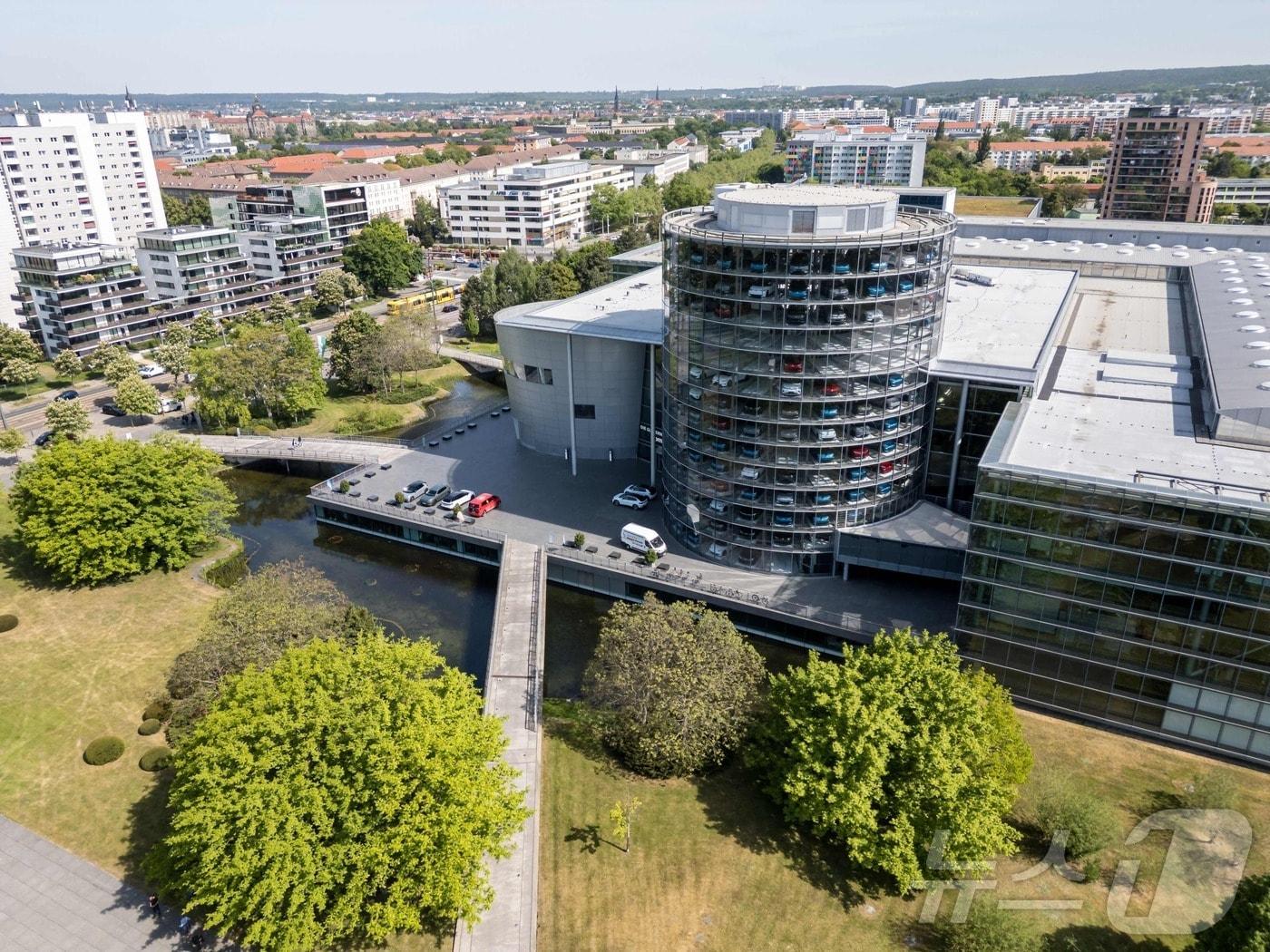 본문 이미지 - 독일 자동차 제조업체 폭스바겐의 드레스덴 공장. 2025.5.14./뉴스1 ⓒ AFP=뉴스1 ⓒ News1 이창규 기자