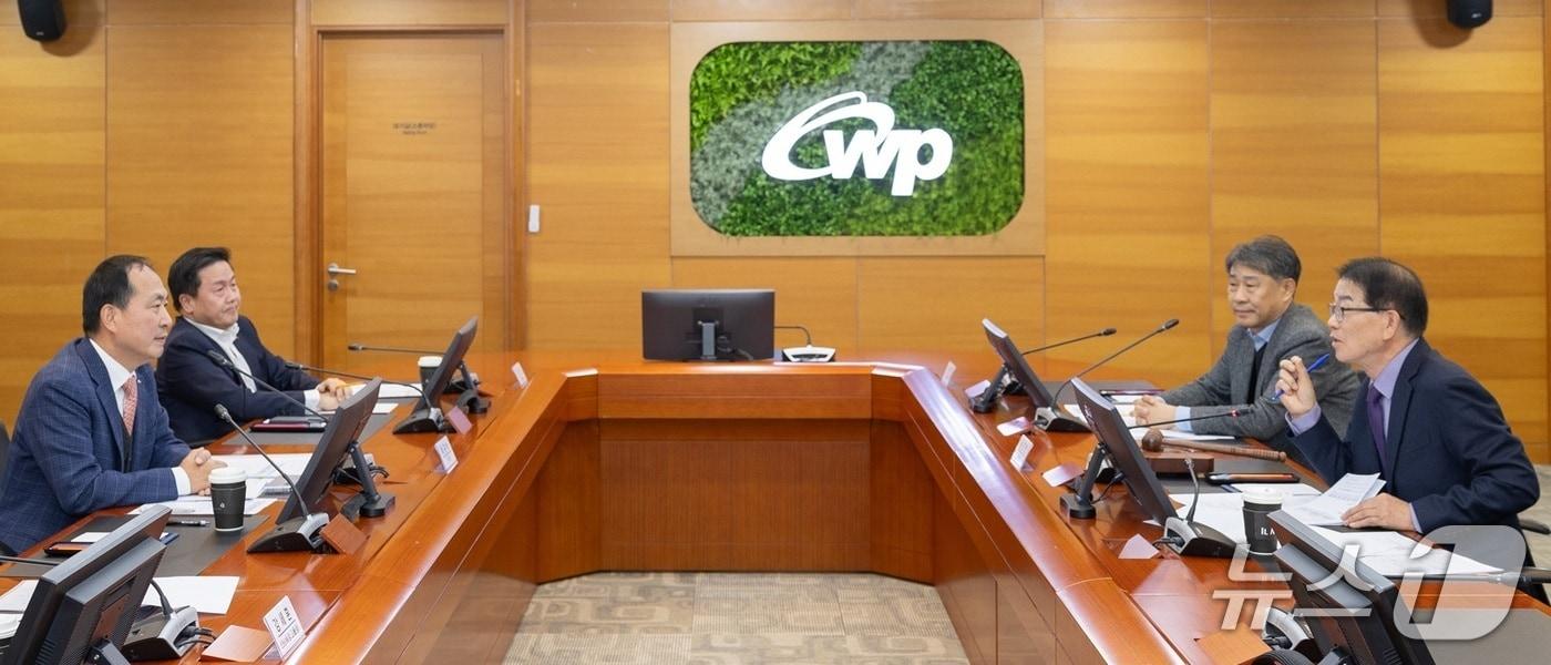 한국서부발전은 지난 15일 충남 태안 본사에서 ‘2025년도 제8차 ESG위원회’를 개최하고 추진 사업의 성과를 점검하고 향후 추진 및 개선 방향에 대해 논의하고 있다.(서부발전 제공. 재판매 및 DB금지)2025.12.16/뉴스1