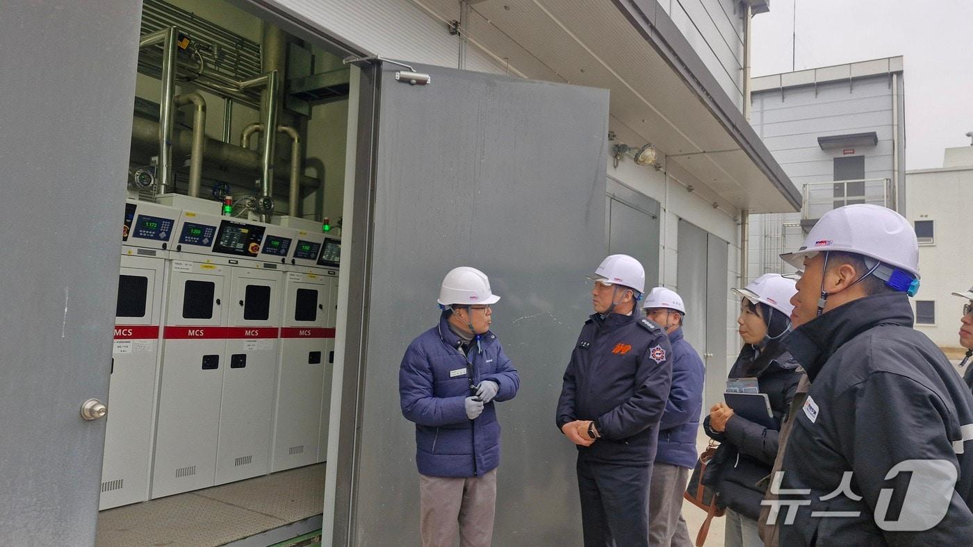 위험물 사고조사위원회가 현장 점검을 하고 있다.(전북소방본부 제공. 재판매 및 DB금지)