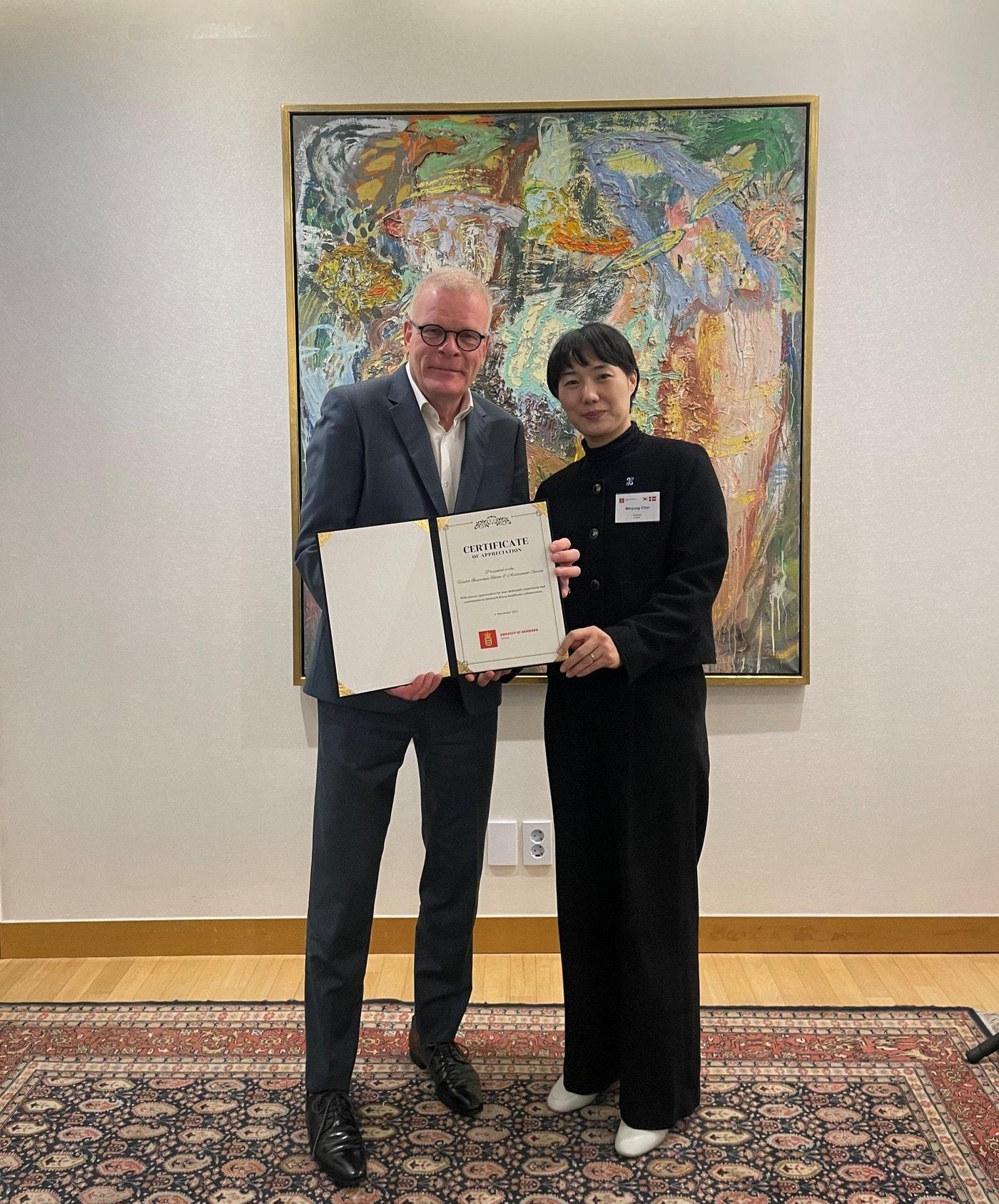 본문 이미지 - 미카엘 헴니티 윈터 주한 덴마크 대사(왼쪽부터)와 건강보험심사평가원 국제협력단 최민정 해외사업추진부 팀장이 감사패 전달식에서 기념촬영을 하고 있다.(건강보험심사평가원 제공)/뉴스1