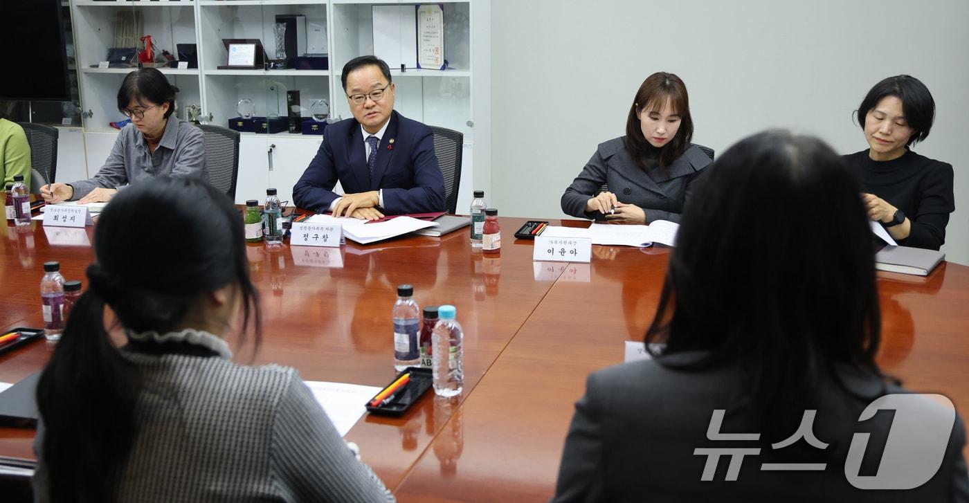 정구창 성평등가족부 차관이 16일 서울 종로구 정부서울청사에서 열린 양육비 선지급 현장소통 간담회에서 모두발언을 하고 있다. 2025.12.16/뉴스1 ⓒ News1 임세영 기자