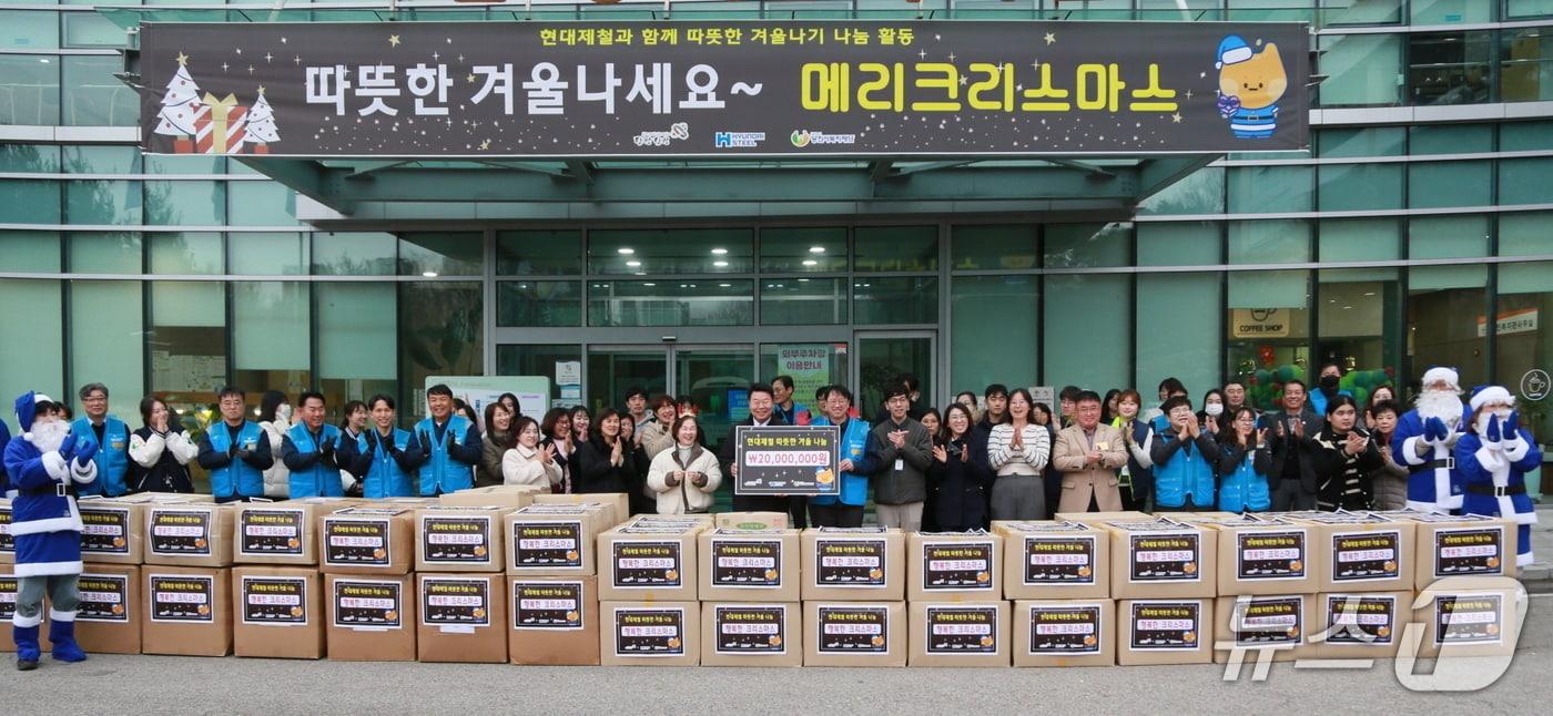 16일 오후 현대제철은 당진시종합복지타운에서 박천탁 현대제철 상생홍보실장과 당진시 오성환 시장, 복지시설 관계자 및 파란 산타로 분장한 현대제철 임직원 등 80여 명과 함께 전달식 모습(현대제철 제공. 재판매 및 DB금지)2025.12.16/뉴스1