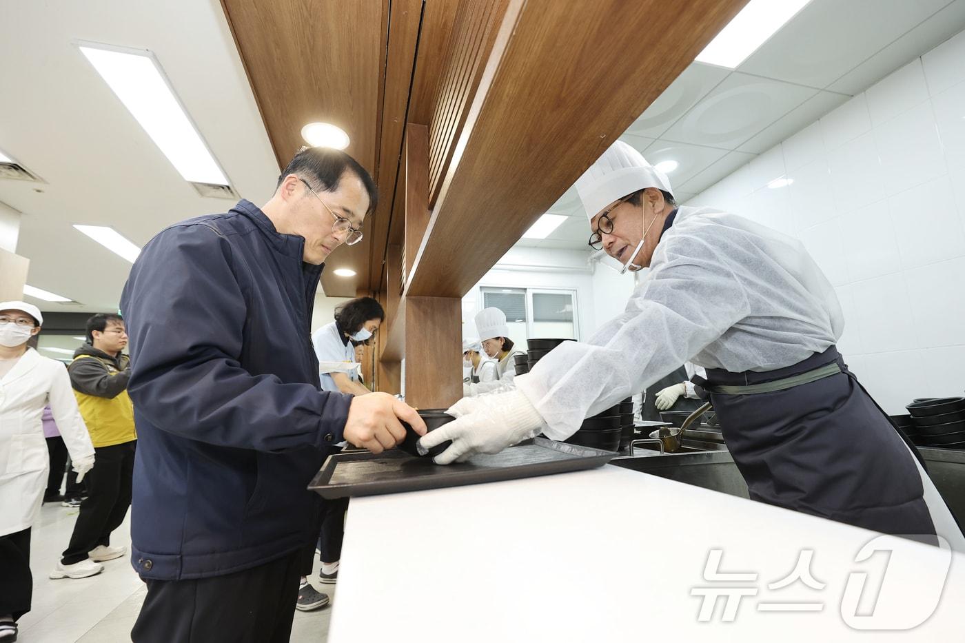 김홍규 강원 강릉시장이 16일 강릉아산병원 급식소에서 의료진에게 직접 배식을 하며 감사의 인사를 전하고 있다.(강릉시 제공, 재판매 및 DB 금지) 2025.12.16/뉴스1 ⓒ News1 윤왕근 기자