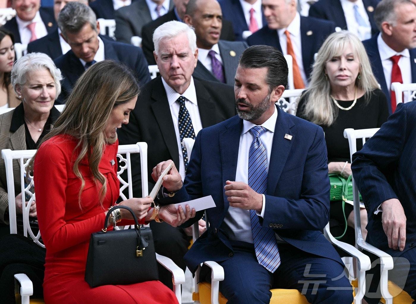 본문 이미지 - 도널드 트럼프 미국 대통령의 장남인 도널드 트럼프 주니어와 그의 약혼녀인 베티나 앤더슨이 10월 14일 우파 활동가 찰리 커크를 기리는 자유훈장 수여식에 참석해 이야기를 나누고 있다. 2025.10.14./뉴스1 ⓒ AFP=뉴스1 ⓒ News1 이창규 기자