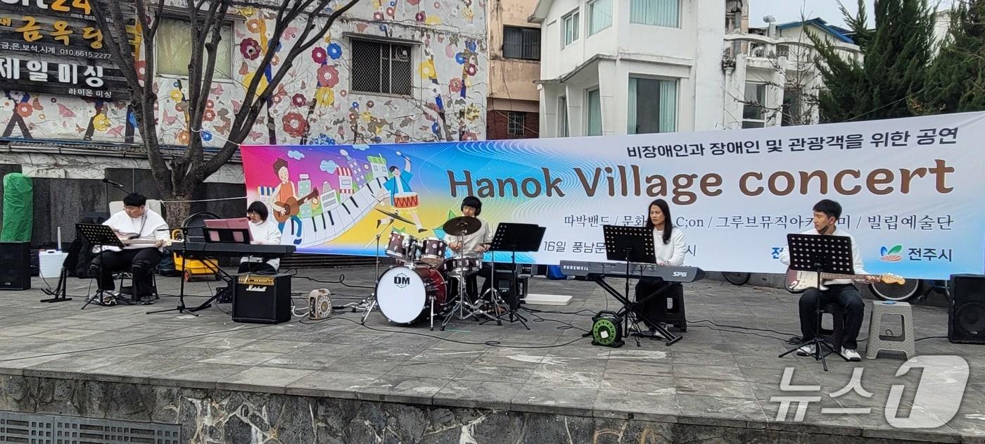 따박밴드가 풍남문 광장에서 공연하고 있다.(문화공감 씨온 제공. 재판매 및 DB금지)