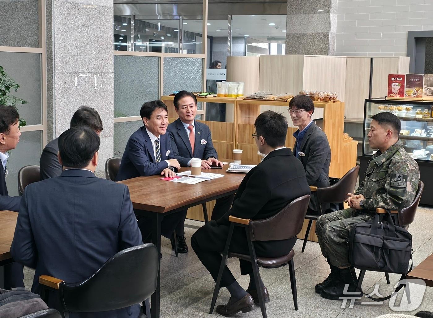 본문 이미지 - 김진태 강원도지사는 16일 오후 KDI(한국개발연구원)에서 열린 용문~홍천 광역철도 예비타당성조사 SOC분과위원회에 참석해 사업 추진의 당위성을 강조했다. (강원도 제공. 재판매 및 DB금지)/뉴스1