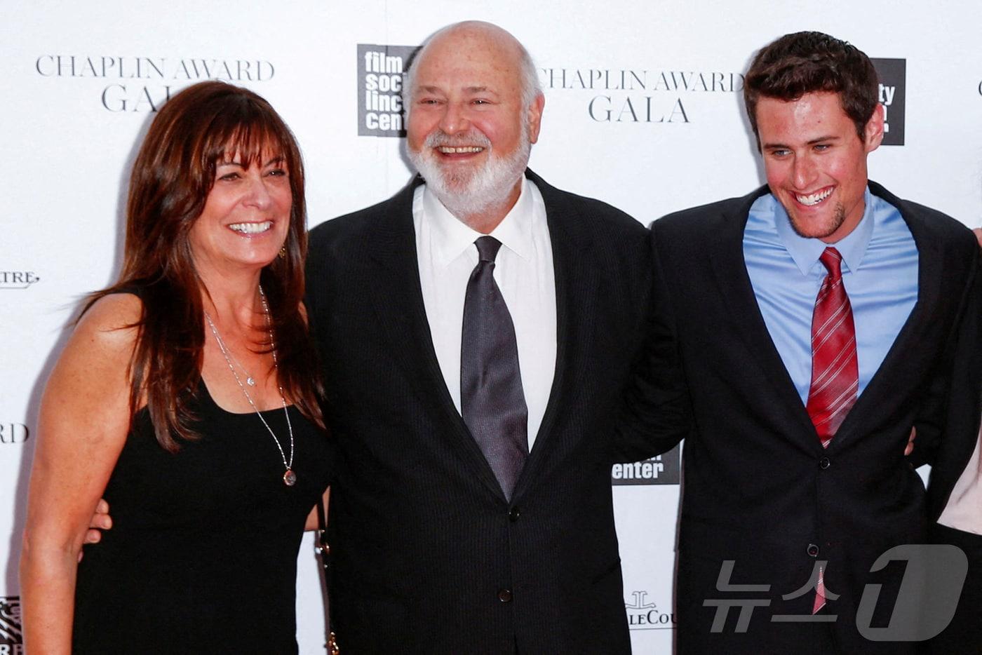 영화감독 롭 라이너가 아내 미셸, 아들 닉과 함께 2014년 4월 28일 미국 뉴욕에서 열린 제41회 채플린상 시상식에 참석했다. 2014.04.28. ⓒ 로이터=뉴스1 ⓒ News1 이정환 기자