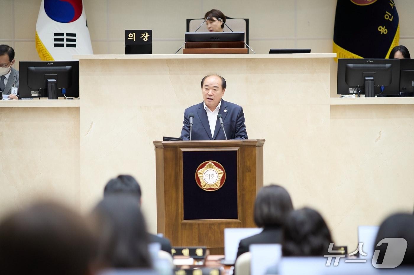 용인시의회 김운봉 의원이 16일 열린 제298회 임시회 제1차 본회의에서 5분 자유발언을 하고 있다.(시의회 제공)