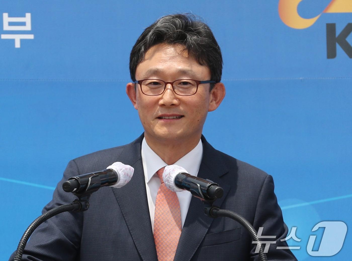 본문 이미지 - KT 이사회가 박윤영 전 KT 기업부문장 사장을 차기 KT 대표이사(CEO) 단수 후보로 확정했다. 박 전 사장의 임기는 내년 3월말 정기 주주총회 의결을 거쳐 시작된다. (뉴스1 DB) 2025.12.16/뉴스1 ⓒ News1 송원영 기자