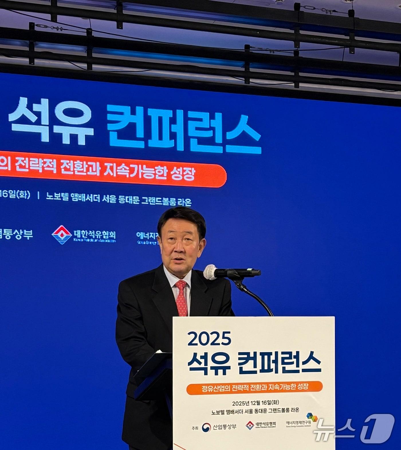 본문 이미지 - 박주선 대한석유협회 회장이 16일 산업통산자원부·대한석유협회·에너지경제연구원이 공동 개최한 '2025 석유 컨퍼런스'에서 발언하고 있다.(대한석유협회 제공)