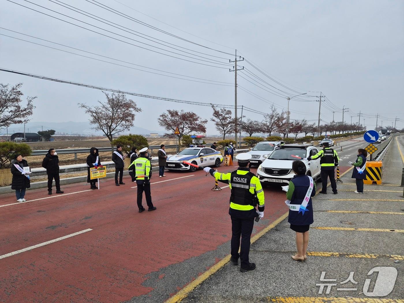 본문 이미지 -  충주경찰서 시민과 함께하는 음주단속 현장.(충주경찰서 제공. 재판매 및 DB금지)/뉴스1