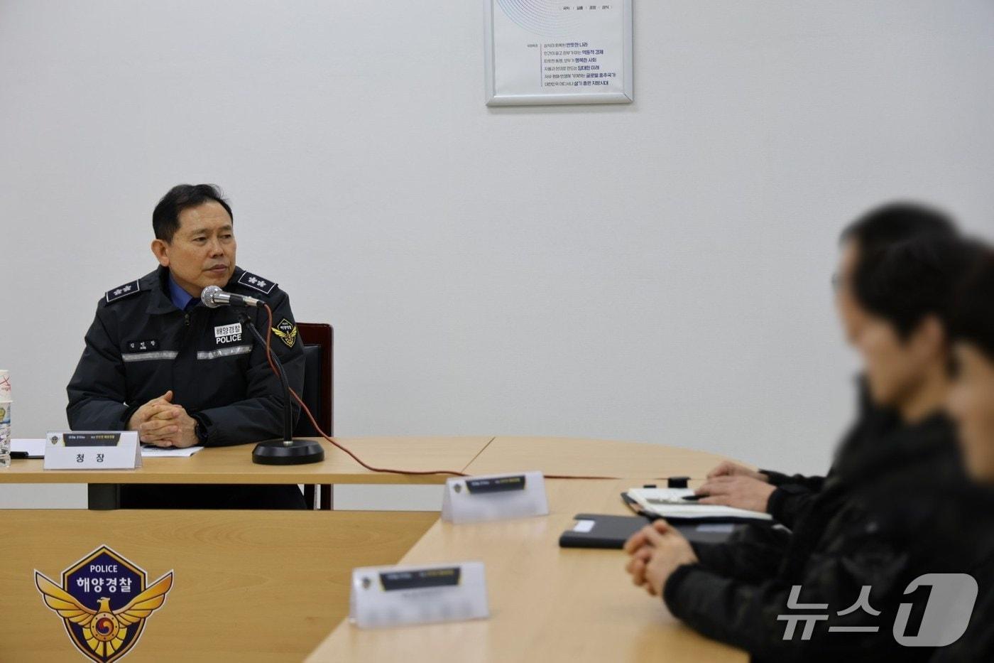 김인창 동해해경청장이 16일 취임 후 첫 현장점검으로 강원 삼척시에 위치한 동해해경청 특공대를 방문해 애로사항을 청취하고 있다.(동해해경청 제공, 재판매 및 DB 금지) 2025.12.16/뉴스1