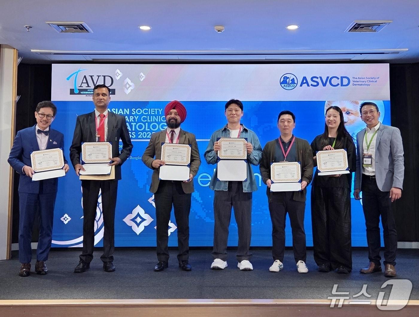 본문 이미지 - 아시아수의임상피부학회는 8일 ASVCD 인정 전문의들에게 증서를 수여했다. ⓒ 뉴스1