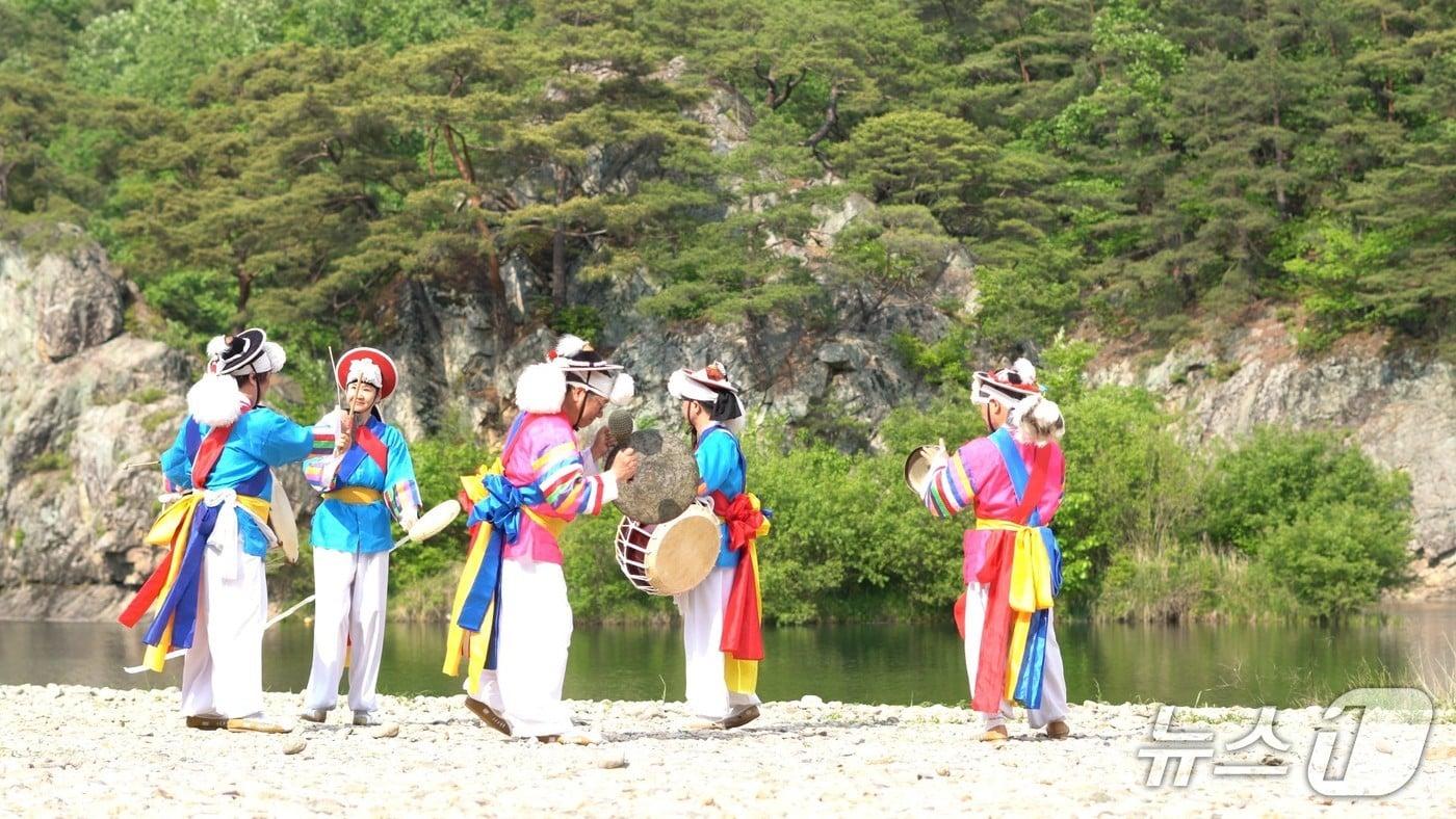 전북문화관광재단은 문화예술육성지원사업 '중평굿과 함께 떠나는 진안명소 이야기' 사업이 성공적으로 마무리됐다. 사진은 용담면 섬바위..(보존회제공. 재판매 및 DB제공)2025.12.16/뉴스1