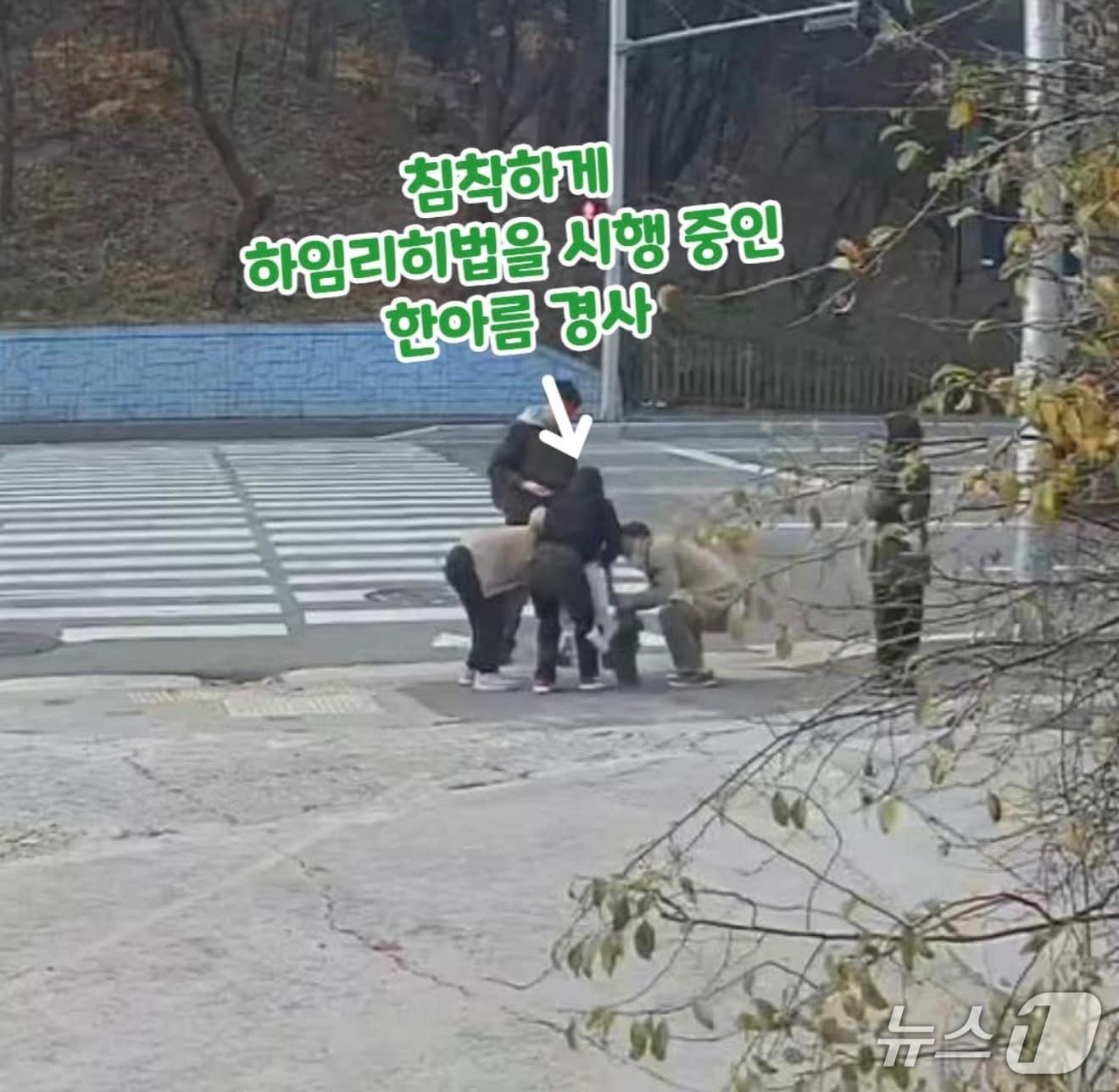 본문 이미지 - 기도 막혀 의식 잃은 아기 응급조치하는 강원 강릉경찰서 소속 한아름 경사.(강원경찰청 SNS 캡처, 재판매 및 DB금지)