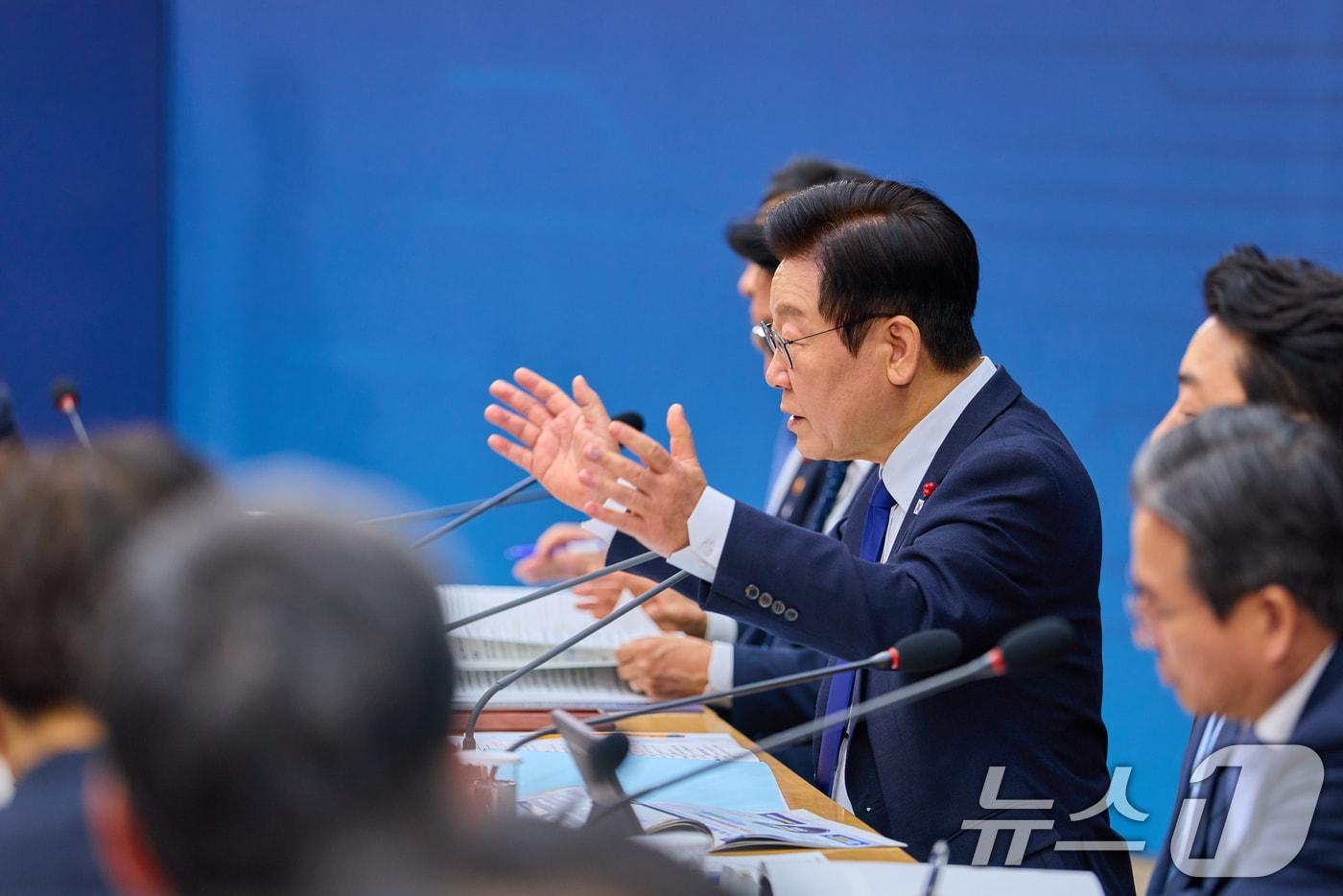 이재명 대통령이 전날(16일) 세종시 정부세종컨벤션센터에서 열린 보건복지부(질병관리청)·식품의약품안전처 업무보고에서 발언하고 있다. (대통령실 제공. 재판매 및 DB 금지) 2025.12.16/뉴스1 ⓒ News1 허경 기자