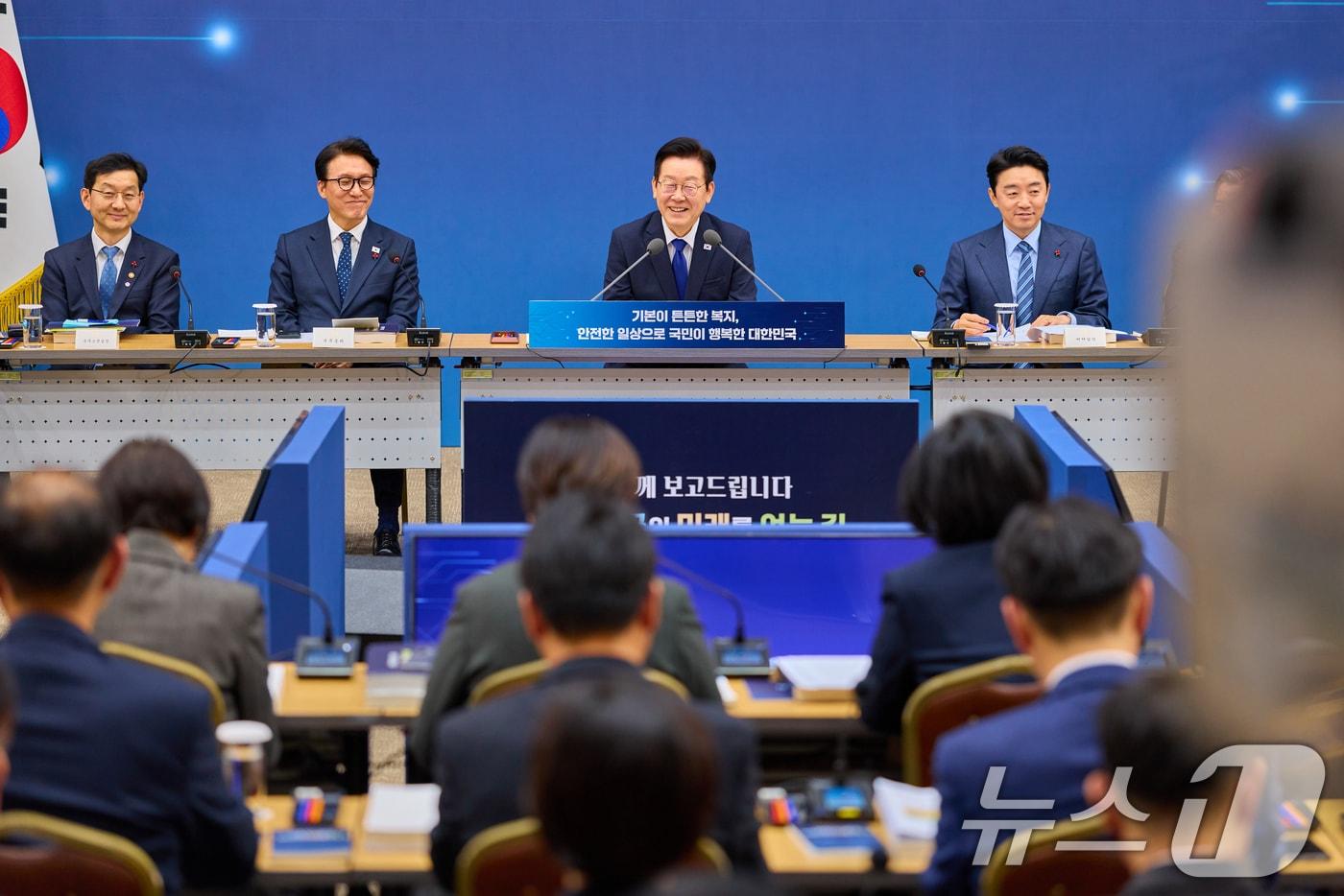 이재명 대통령이 16일 세종시 정부세종컨벤션센터에서 열린 보건복지부(질병관리청)·식품의약품안전처 업무보고에서 발언하고 있다. (대통령실 제공. 재판매 및 DB 금지) 2025.12.16/뉴스1 ⓒ News1 허경 기자