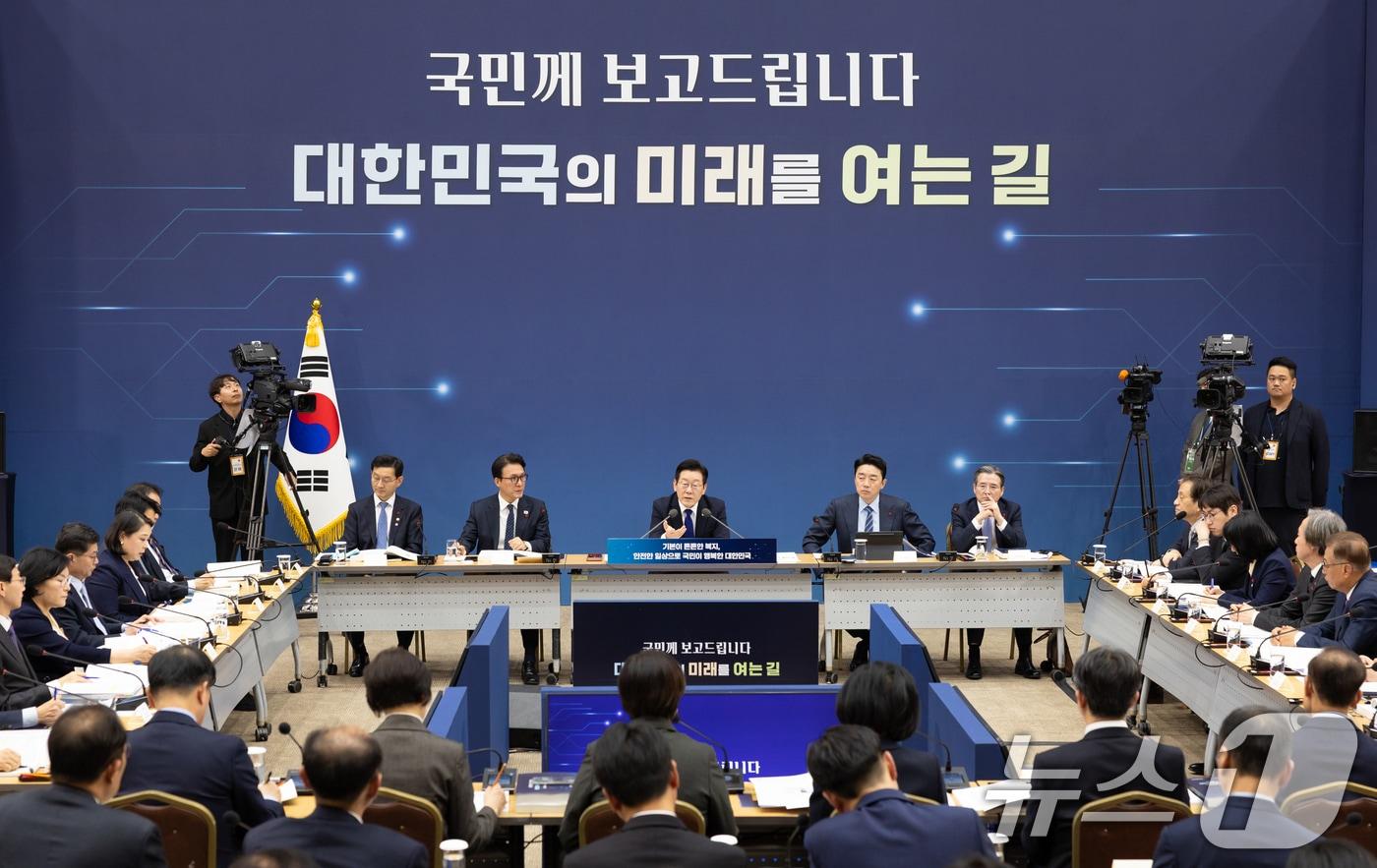 이재명 대통령이 16일 세종시 정부세종컨벤션센터에서 열린 보건복지부(질병관리청)·식품의약품안전처 업무보고에서 발언하고 있다. (대통령실 제공. 재판매 및 DB 금지) 2025.12.16/뉴스1 ⓒ News1 허경 기자