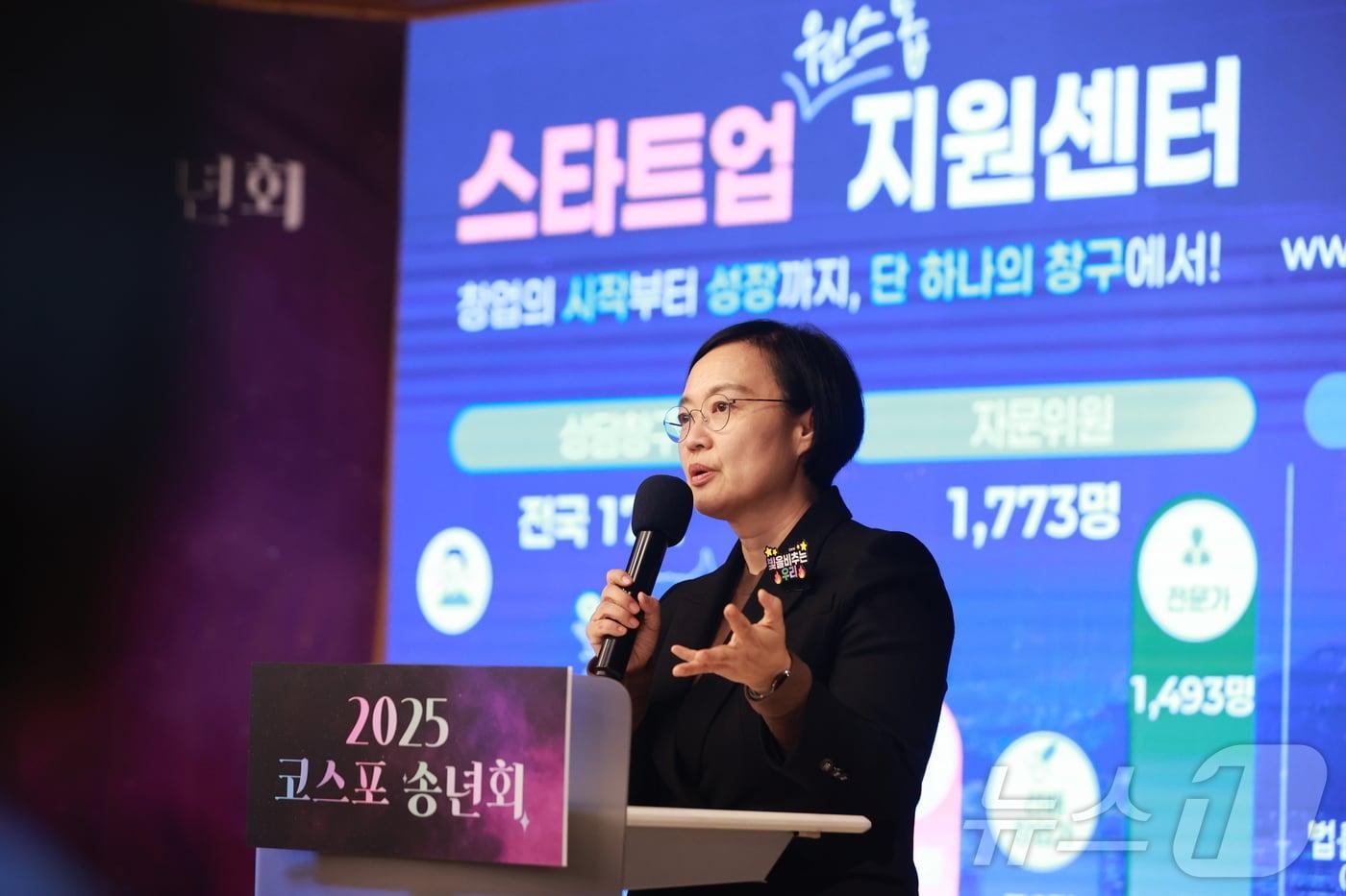 본문 이미지 - 한성숙 중소벤처기업부 장관이 16일 서울 강남구 팁스타운에서 열린 '2025 코리아스타트업포럼 송년회'에서 축사를 하고 있다.(중기부제공. 재판매 및 DB 금지) 2025.12.16/뉴스1