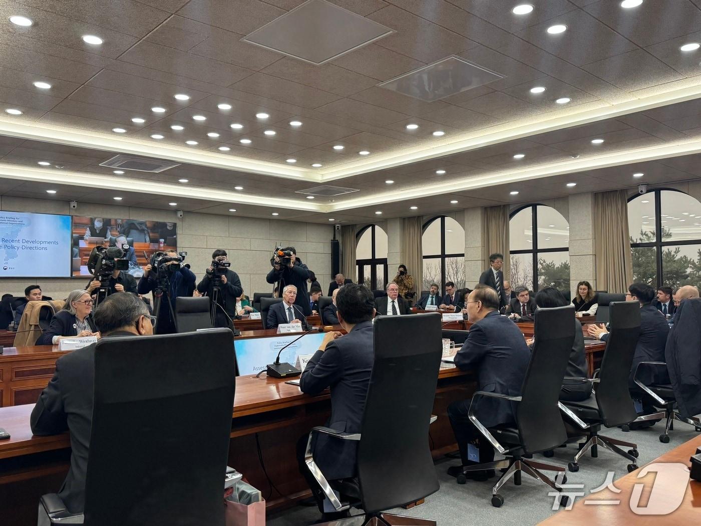 본문 이미지 - 김남중 통일부 차관은 16일 서울 종로구 남북회담본부에서 열린 주요국 주한 대사와 국제기구 관계자들을 대상으로 한 정책설명회에서 "싸울 필요가 없는 평화가 최고의 안보라는 원칙 아래 남과 북이 평화롭게 공존하며 함께 성장하는 미래를 지향한다"고 밝혔다.  ⓒ News1 김예슬 기자