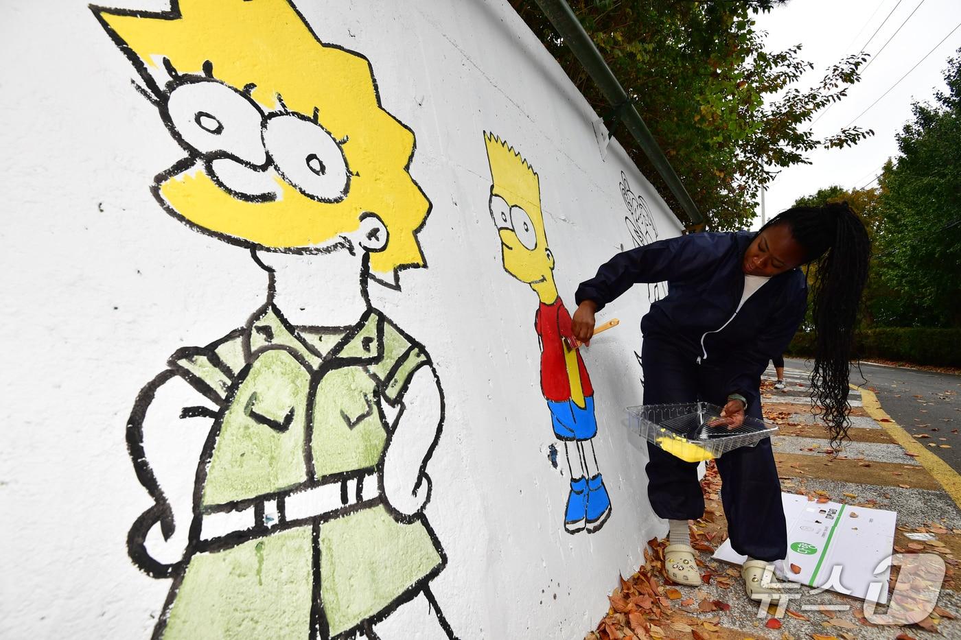 2023년 11월 5일, 경북 포항에 주둔 중인 미해병대 캠프무적(부대장 로니 D.마이클) 장병들이 북구 선린애육원에서 벽화 그리기 재능기부를 하고 있다. 이들이 그린 심슨 가족 캐릭터가 보인다. ⓒ 뉴스1 최창호 기자