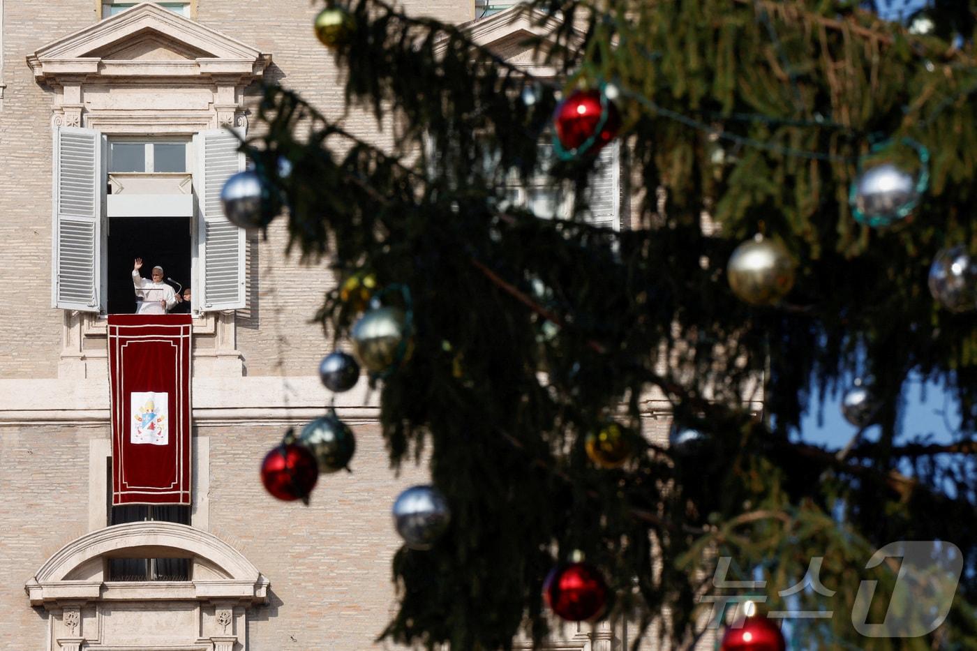 성베드로 광장에서 삼종기도를 올리는 레오14세 교황. 2025.12.15 ⓒ 로이터=뉴스1 ⓒ News1 이지예 객원기자