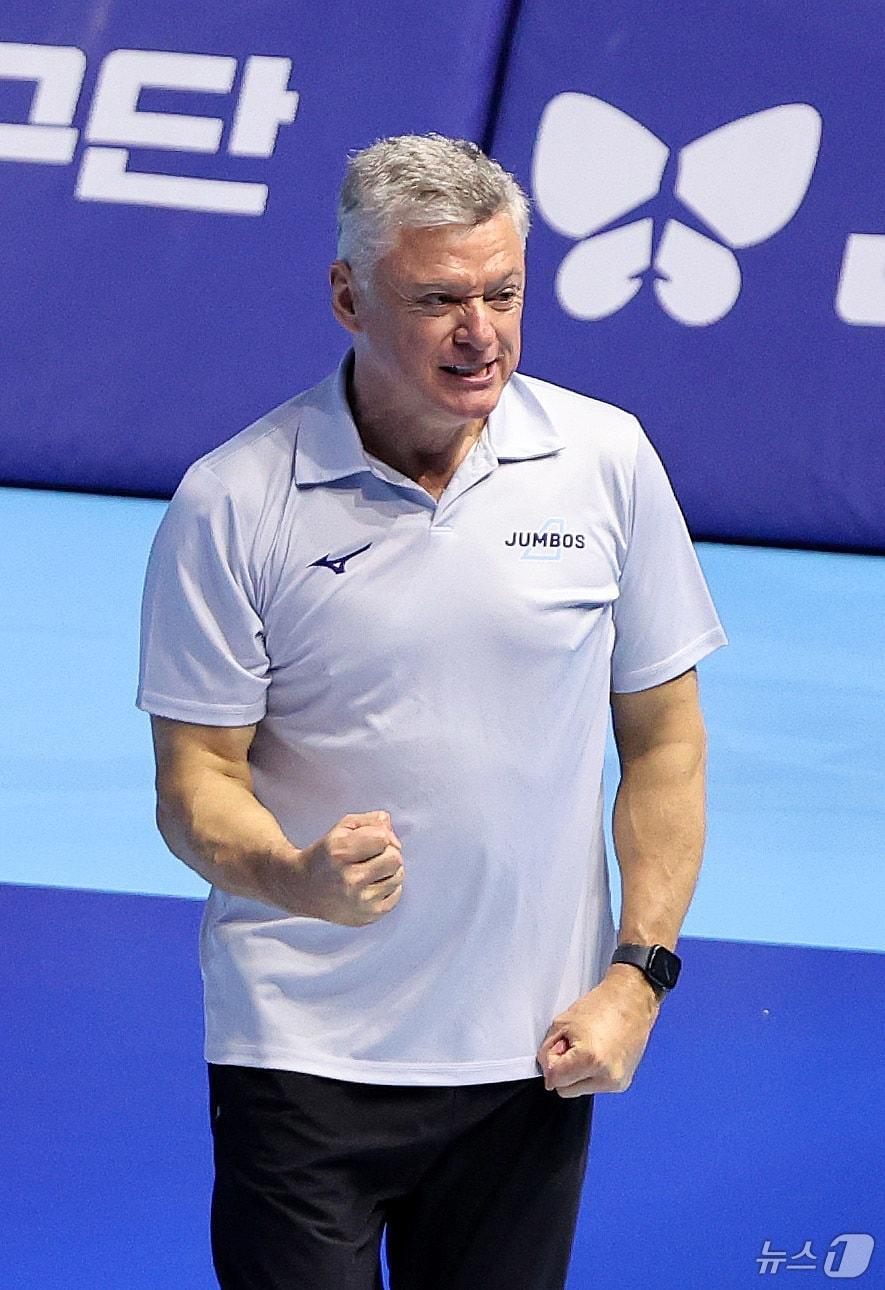 본문 이미지 - 헤난 달 조토 대한항공 감독이 16일 인천 계양체육관에서 열린 진에어 2025-26 V리그 현대캐피탈과 대한항공의 경기에서 2세트 승리 후 주먹을 불끈 쥐고 있다. 2025.12.16/뉴스1 ⓒ News1 박지혜 기자