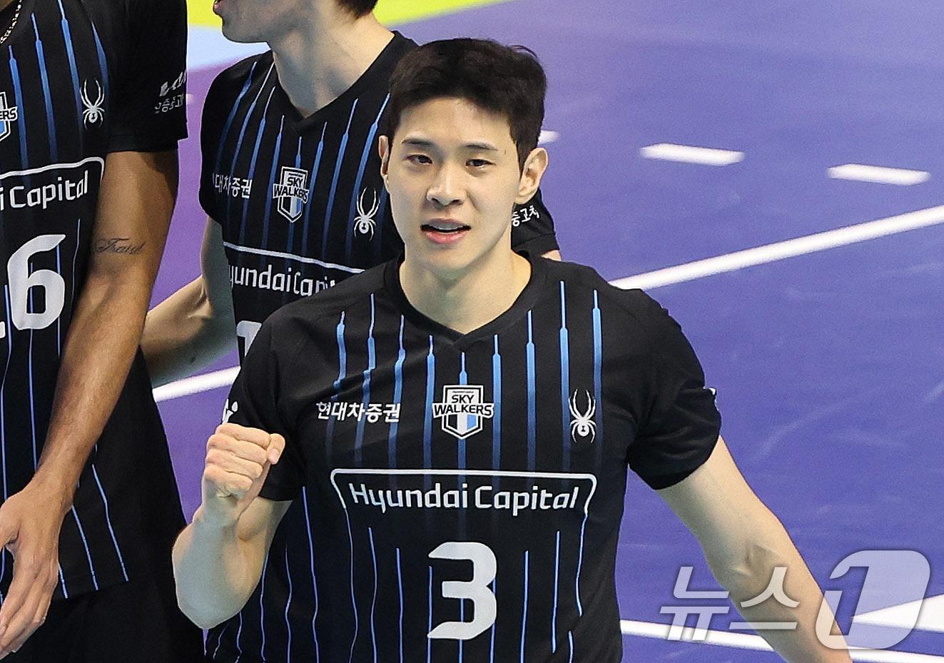 본문 이미지 - 현대캐피탈 황승빈이 16일 인천 계양체육관에서 열린 진에어 2025-26 V리그 현대캐피탈과 대한항공의 경기에서 득점 후 기뻐하고 있다. 2025.12.16 ⓒ 뉴스1 박지혜 기자