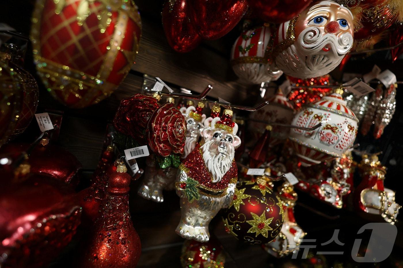 폴란드의 한 크리스마스 장식 제조업체의 상품. 기사 내용과 무관한 자료사진. 2025.12.06 ⓒ 로이터=뉴스1 ⓒ News1 이지예 객원기자