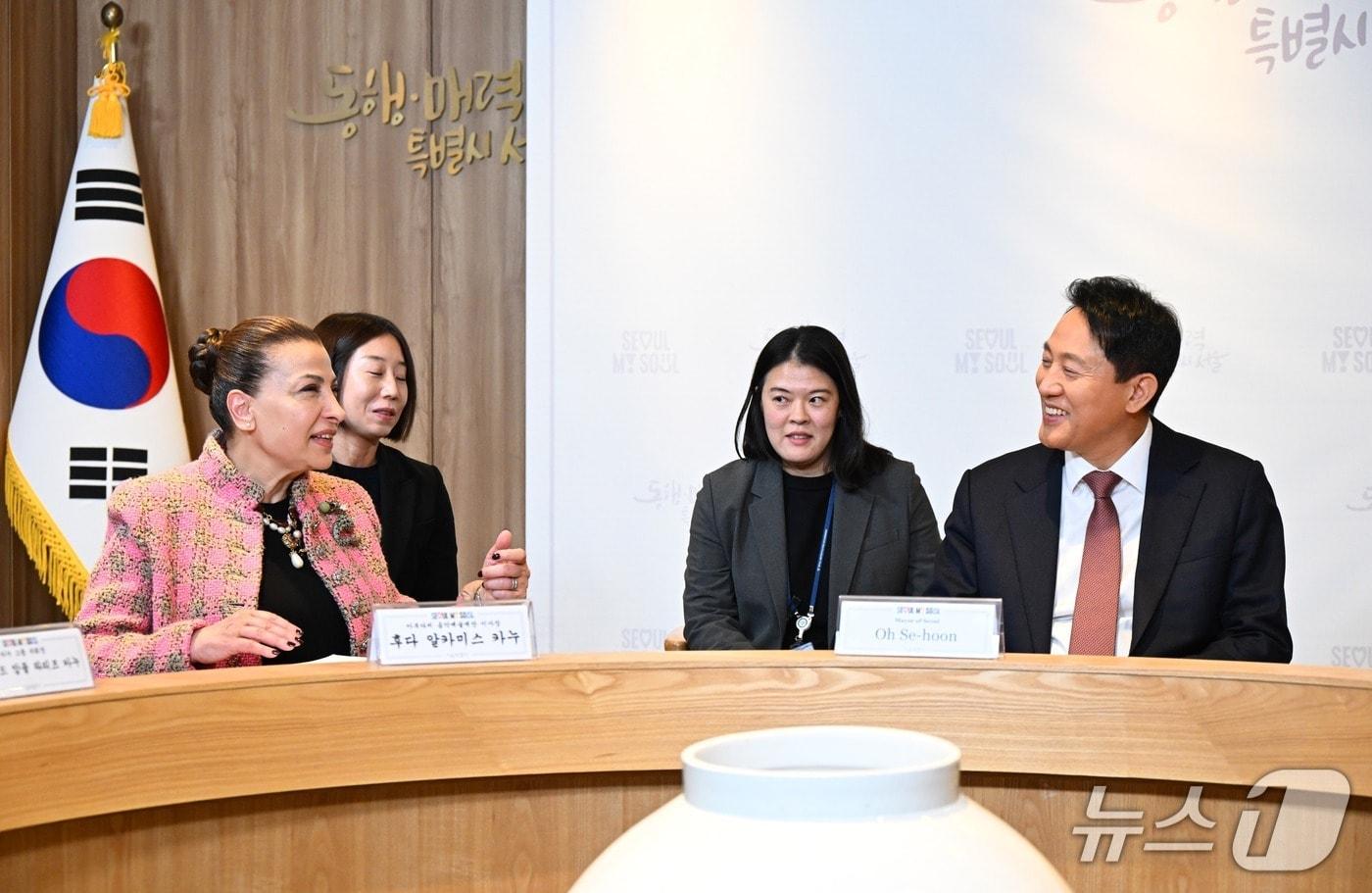 오세훈 서울시장은 16일 오전 서울시청 집무실에서 아부다비 음악예술재단(ADMAF) 후다 알카미스 카누 이사장을 만나 서울과 아부다비 간 문화 분야 교류 협력 방안을  논의했다