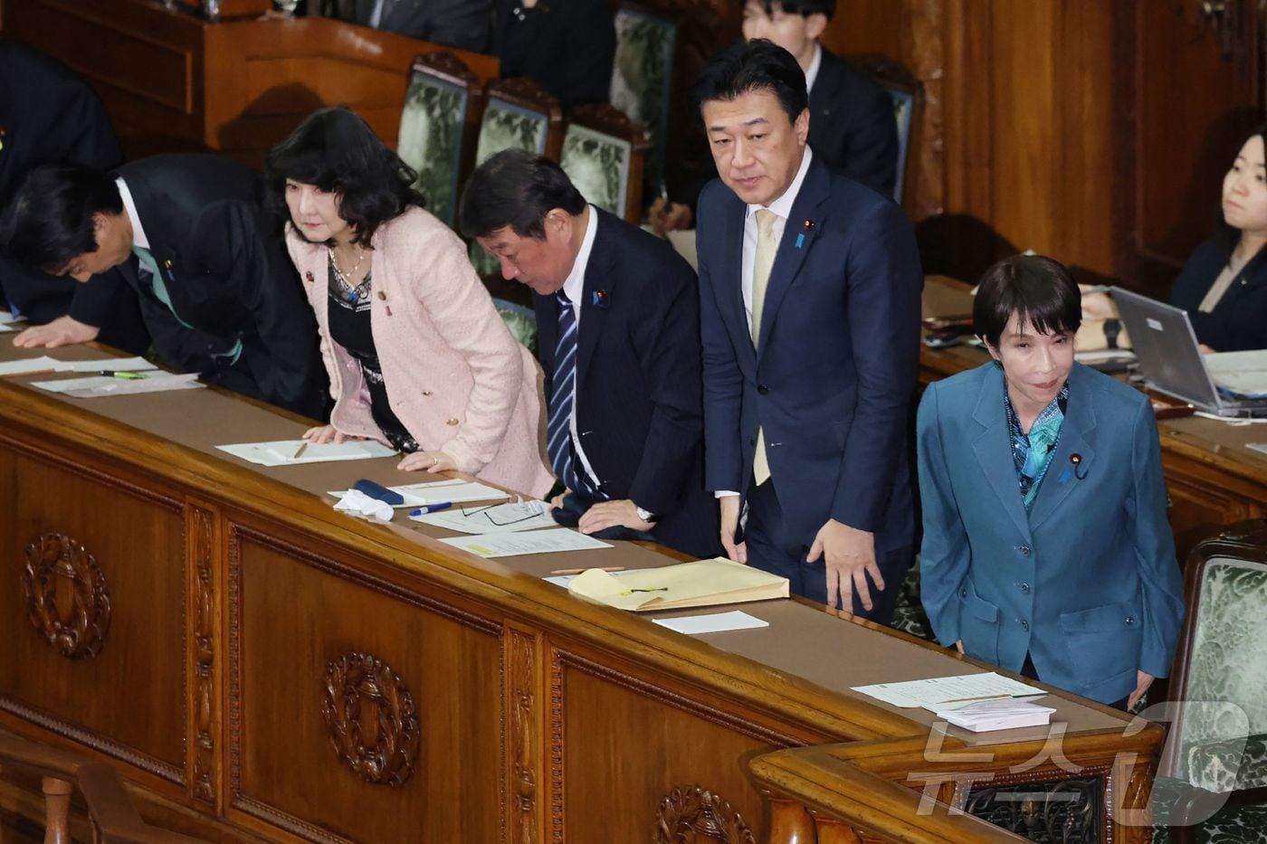 2025회계연도 추가경정예산안이 16일 참의원 본회의를 통과한 후 다카이치 사나에와 각료들이 인사하고 있다. ⓒ AFP=뉴스1 ⓒ News1 이창규 기자