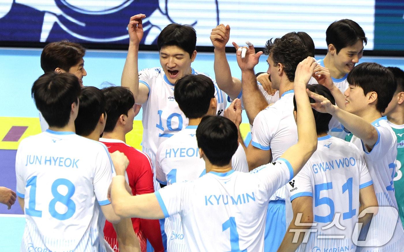 16일 인천 계양체육관에서 열린 진에어 2025-26 V리그 현대캐피탈과 대한항공의 경기에서 승리를 거둔 대한항공 선수들이 기쁨을 만끽하고 있다. 2025.12.16/뉴스1 ⓒ News1 박지혜 기자