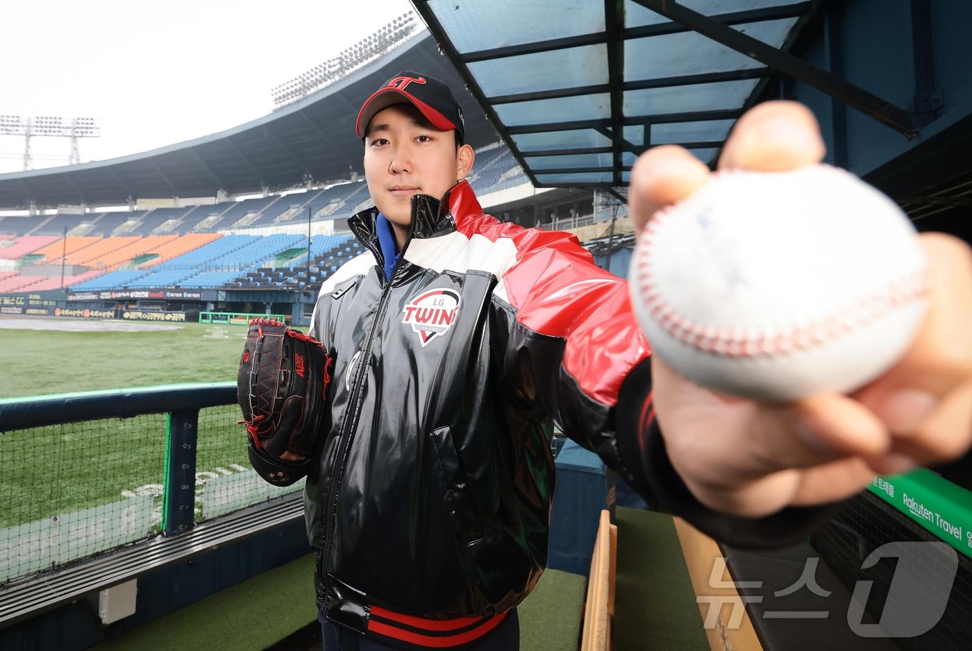 LG 트윈스 손주영이 16일 서울 잠실야구장에서 뉴스1과의 인터뷰 전 포즈를 취하고 있다. 2025.12.16/뉴스1 ⓒ News1 권현진 기자