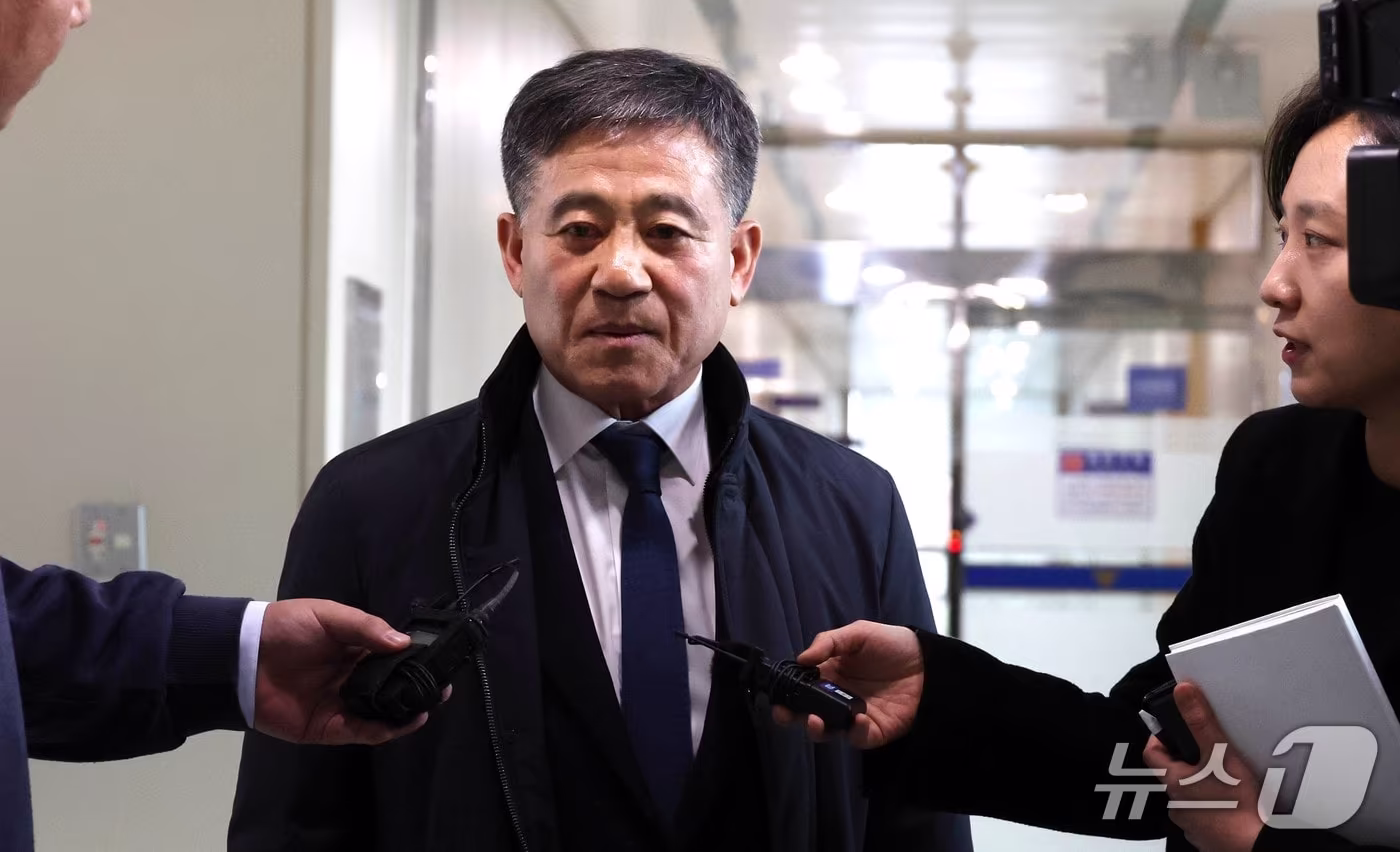 소환조사를 위해 전북경찰청에 들어오고 있는 정성주 김제시장.2025.12.16/뉴스1 장수인 기자