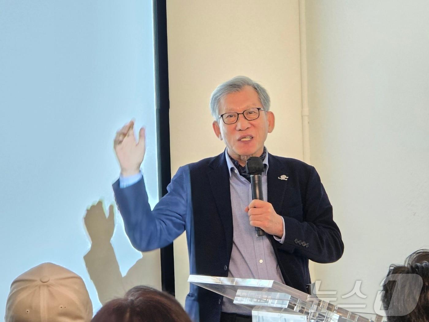 본문 이미지 - 유홍준 국립중앙박물관장이 16일(현지시간) 미국 워싱턴DC 한국문화원에서 한국 고미술사를 주제로 특별강연을 하고 있다. 2025. 12.16. ⓒ News1 류정민 특파원