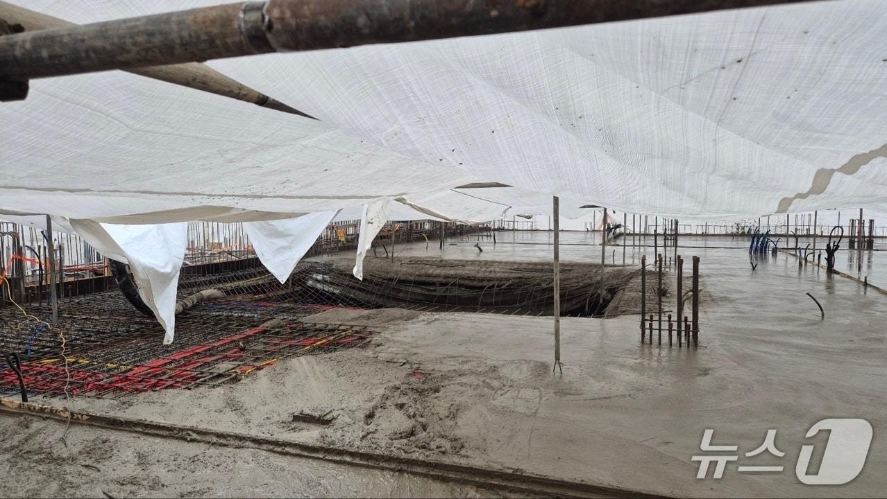 본문 이미지 - 지난 16일 오후 3시 45분쯤 경기 파주시 금촌동 소재 한 신축건물 공사현장에서 50대 작업자 A 씨가 6m 아래로 추락해 부상을 당했다.(경기도북부소방재난본부 제공. 재판매 및 DB금지)/뉴스1