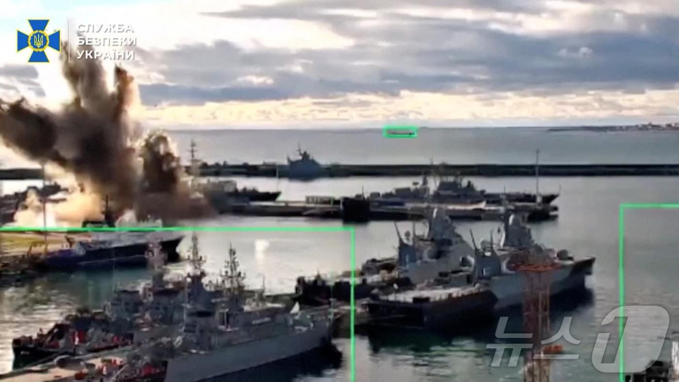 본문 이미지 - 우크라이나 보안국(SBU)은 15일(현지시간) 러시아 노보로시스크 항구에서 우크라이나의 공격 사거리 밖에 정박해 있던 러시아 잠수함을 우크라이나산 '서브 시 베이비'(Sub Sea Baby) 수중 드론으로 타격했다고 밝혔다. 사진은 우크라이나가 흑해 해군기지에 정박한 러시아 잠수함을 수중 드론으로 타격해 무력화했다고 주장하며 공개한 영상. ⓒ 로이터=뉴스1 ⓒ News1 황기선 기자